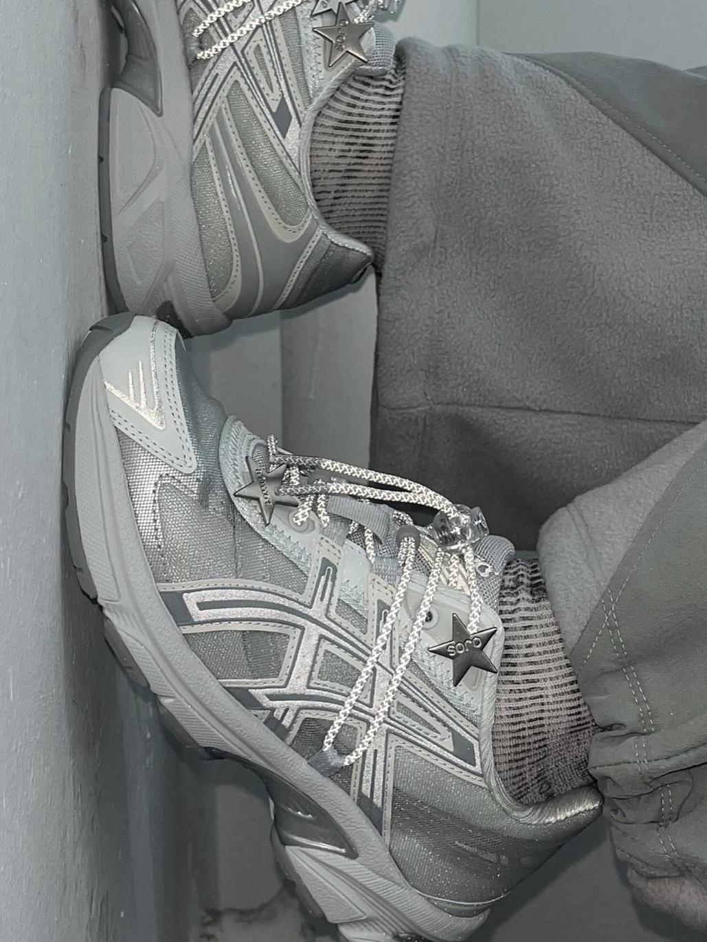 Asics x Atmos x Ojos Gel-1130 RE Glacier Grey Pure Silver 착용 스타일 - 2