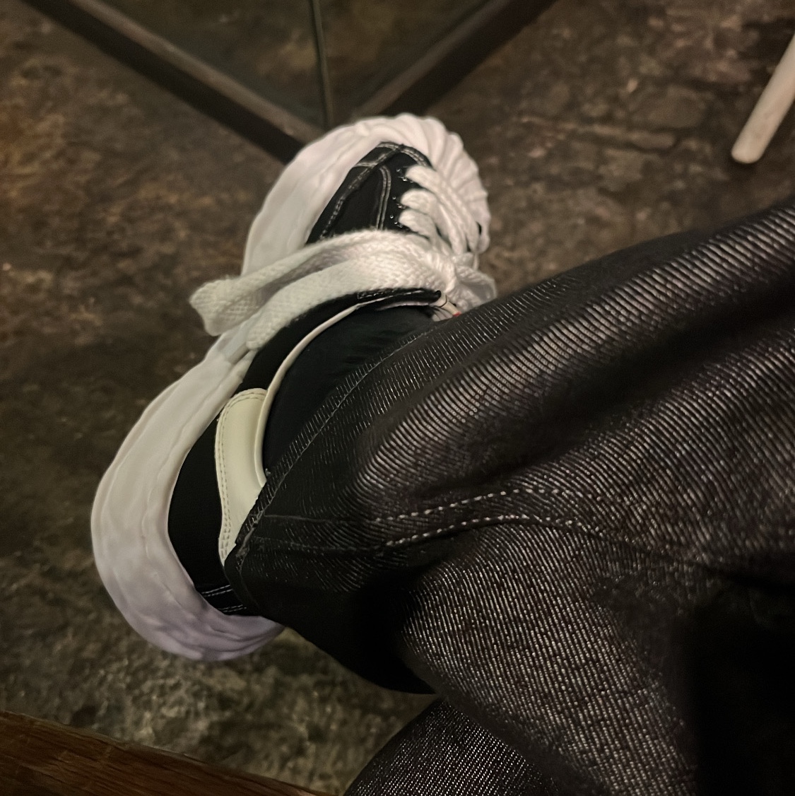 Maison Mihara Yasuhiro Blakey OG Sole Canvas Low-top Sneakers Black White 착용 스타일 - 1