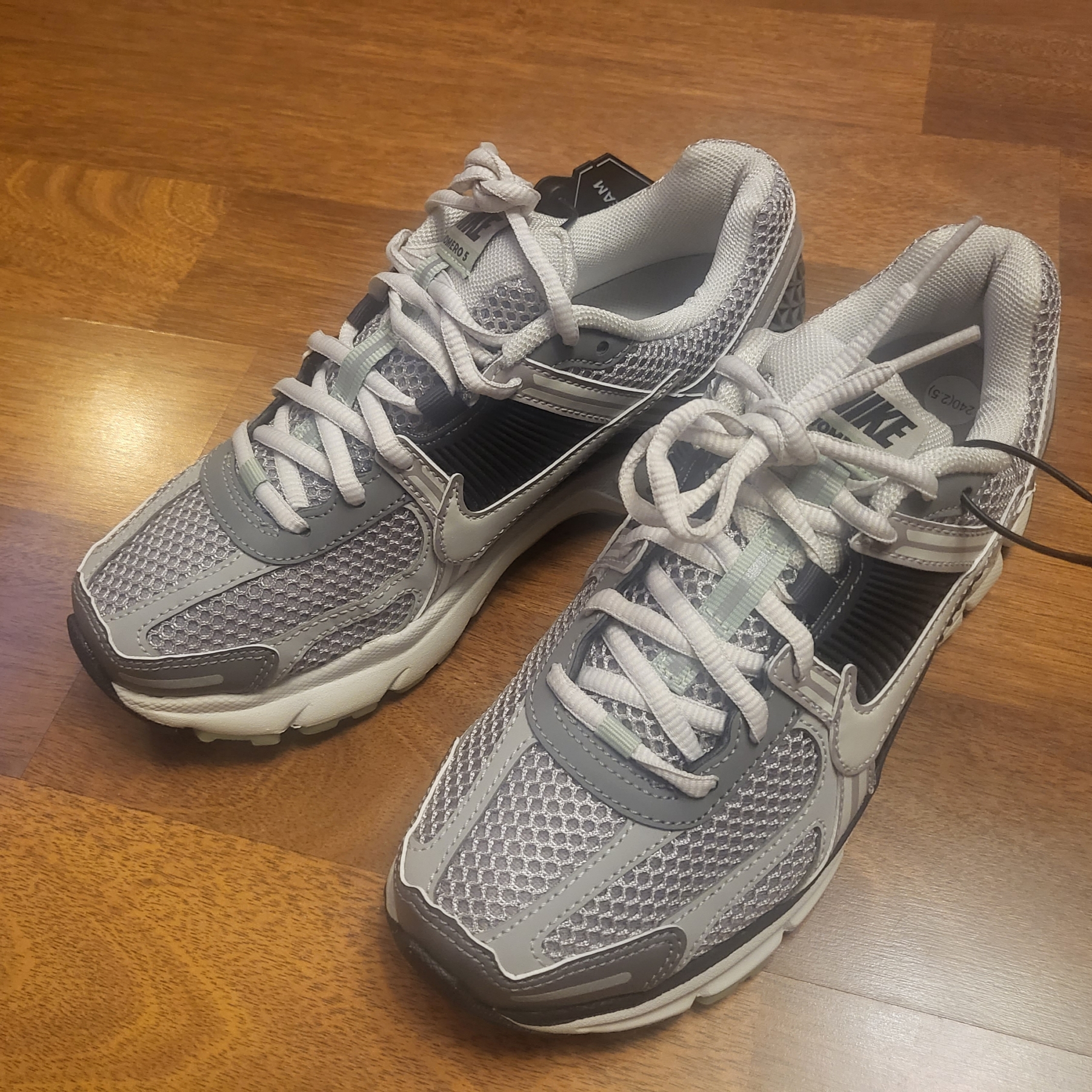 (W) Nike Zoom Vomero 5 Cobblestone and Flat Pewter 착용 스타일 - 1