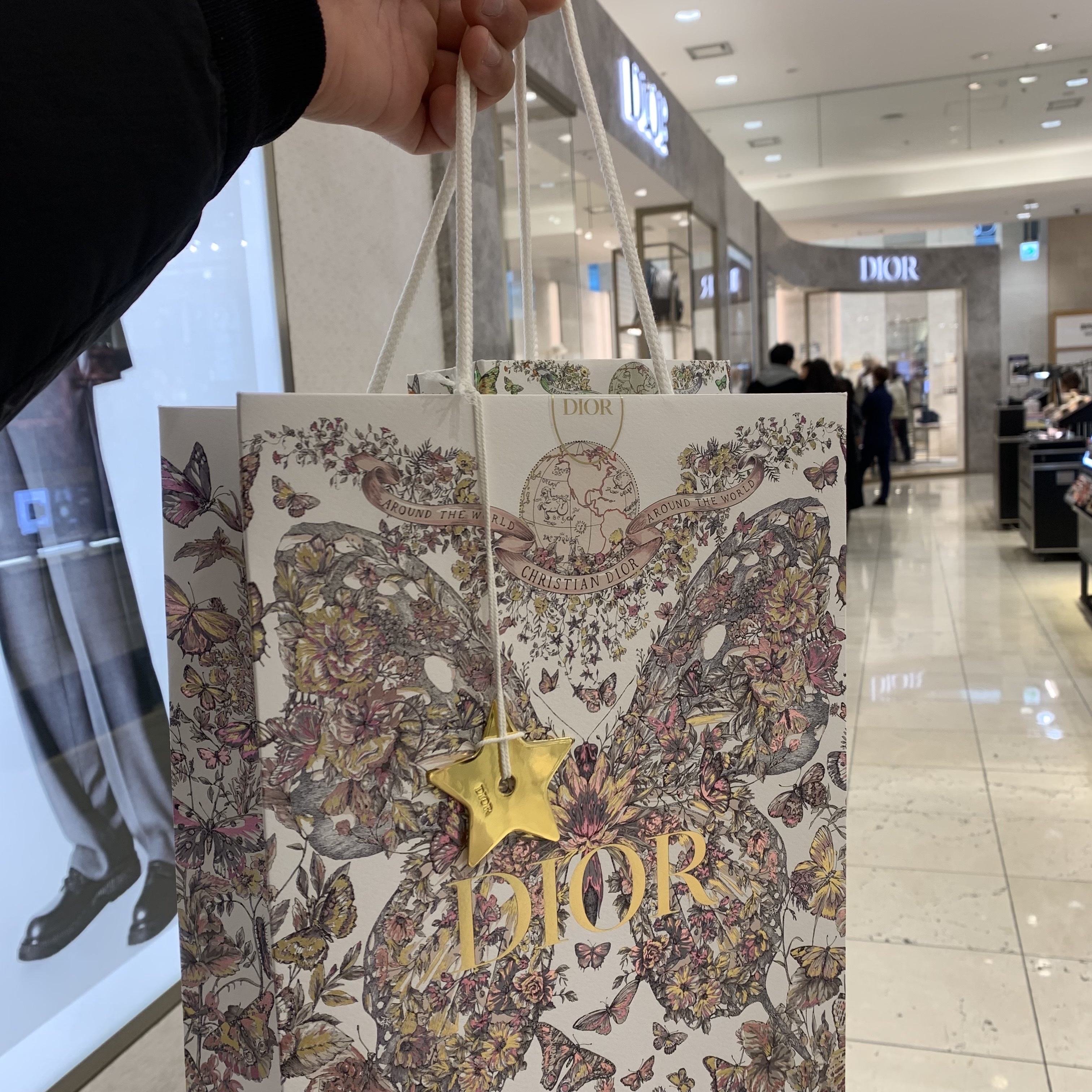 Dior Miss Dior Mini Shoulder Bag Cannage Lambskin Black 착용 스타일 - 1