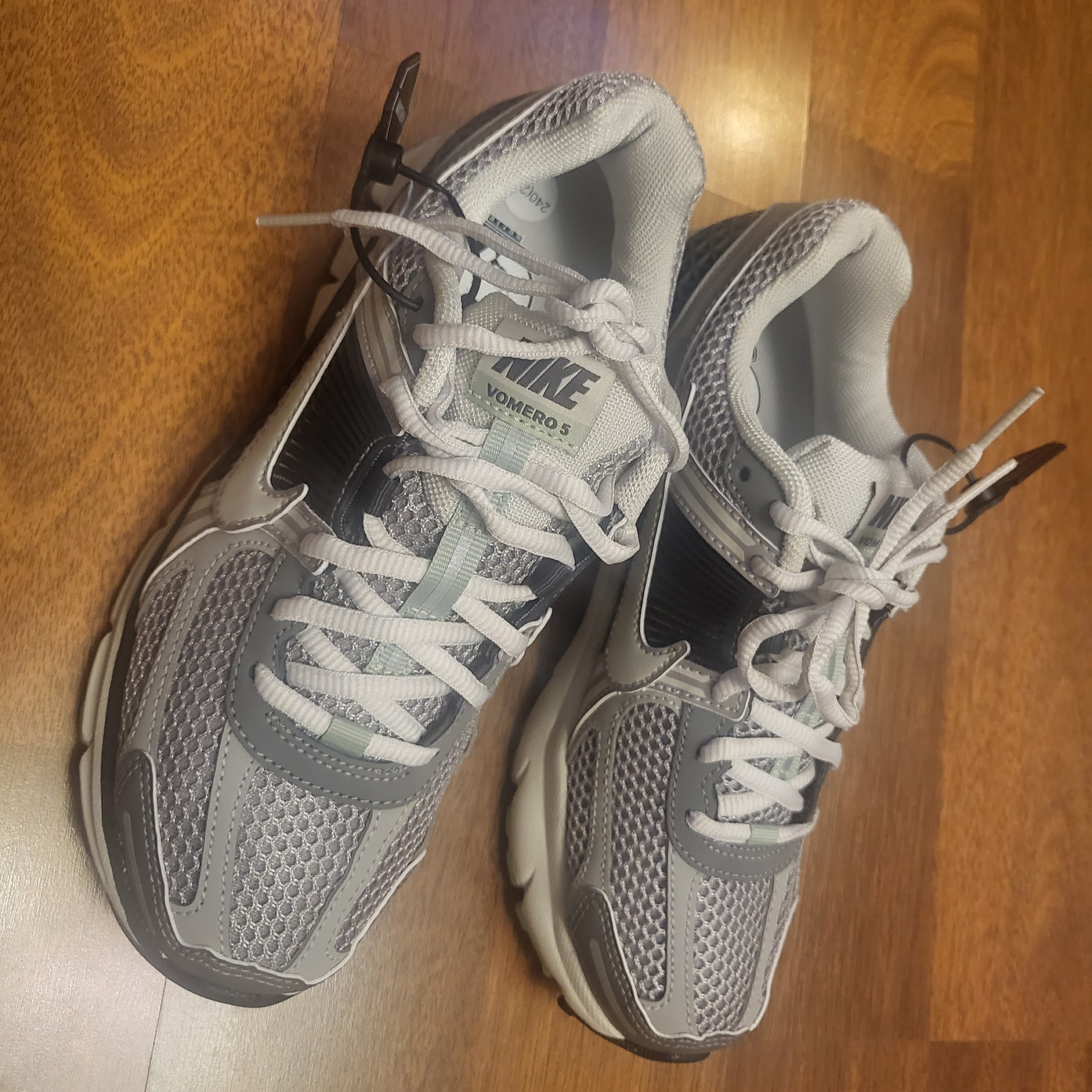(W) Nike Zoom Vomero 5 Cobblestone and Flat Pewter 착용 스타일 - 2
