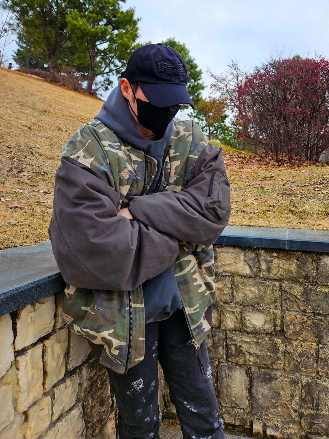 Jordan 1 x Travis Scott Retro High OG SP Mocha, Yeezy Gap Engineered By Balenciaga Dove Hoodie Black 착용 스타일 - 3