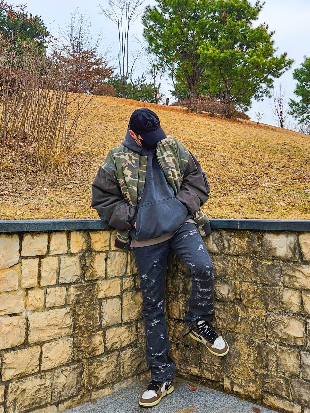 Jordan 1 x Travis Scott Retro High OG SP Mocha, Yeezy Gap Engineered By Balenciaga Dove Hoodie Black 착용 스타일 - 1