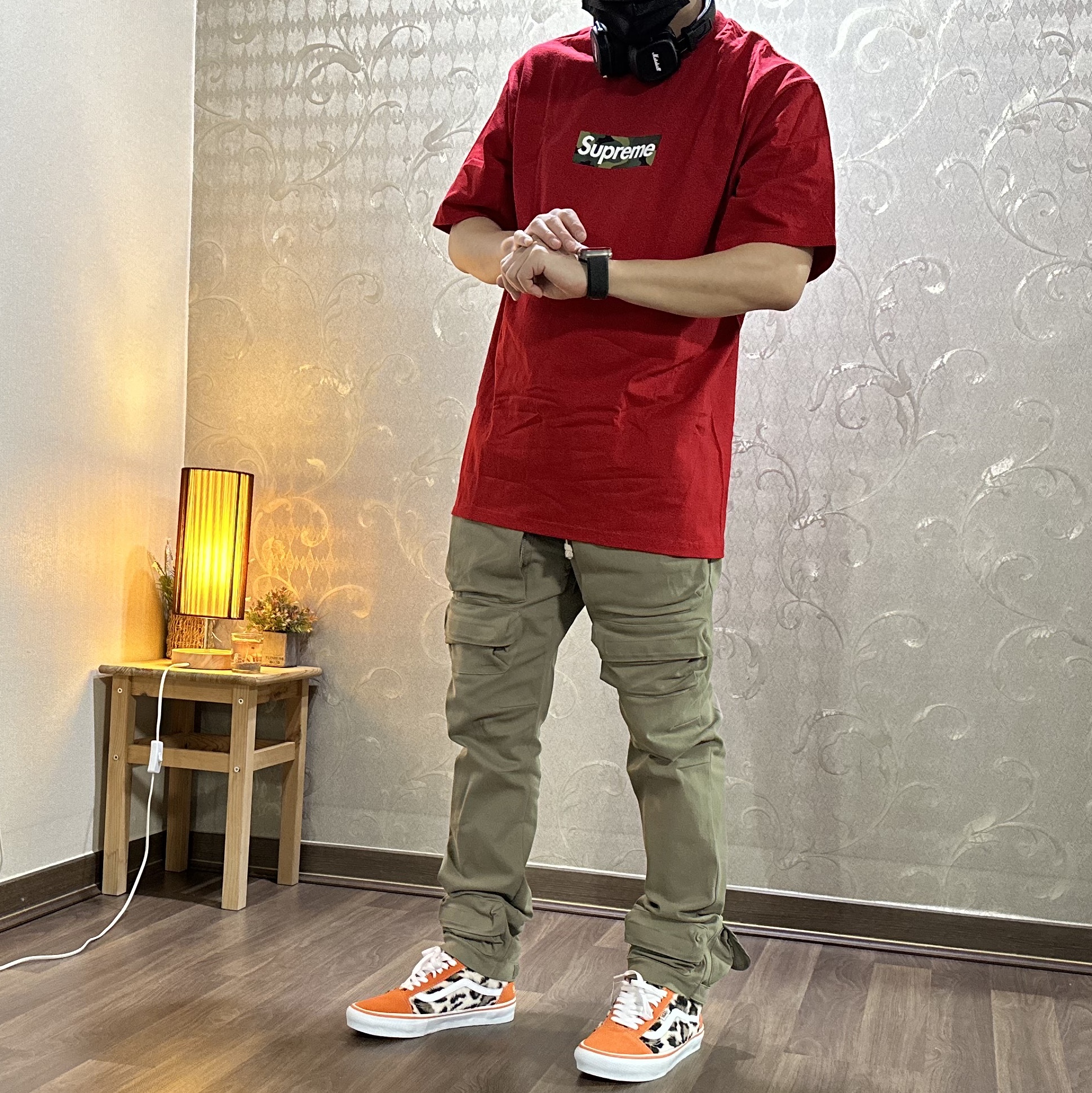 Supreme Box Logo T-Shirt Red - 23FW, Vans x Supreme Leopard Old Skool Orange 착용 스타일 - 2