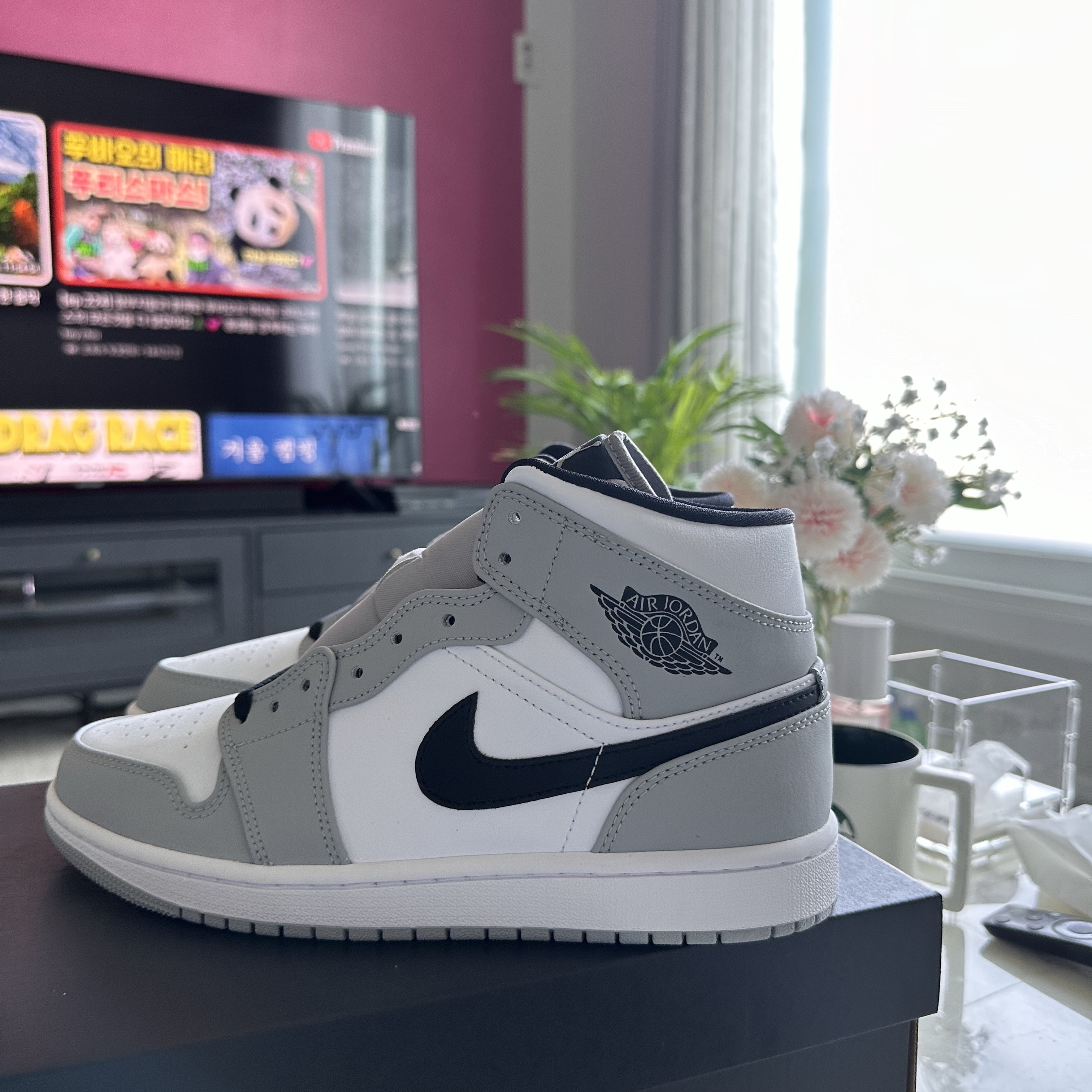 Jordan 1 Mid Light Smoke Grey 착용 스타일 - 2