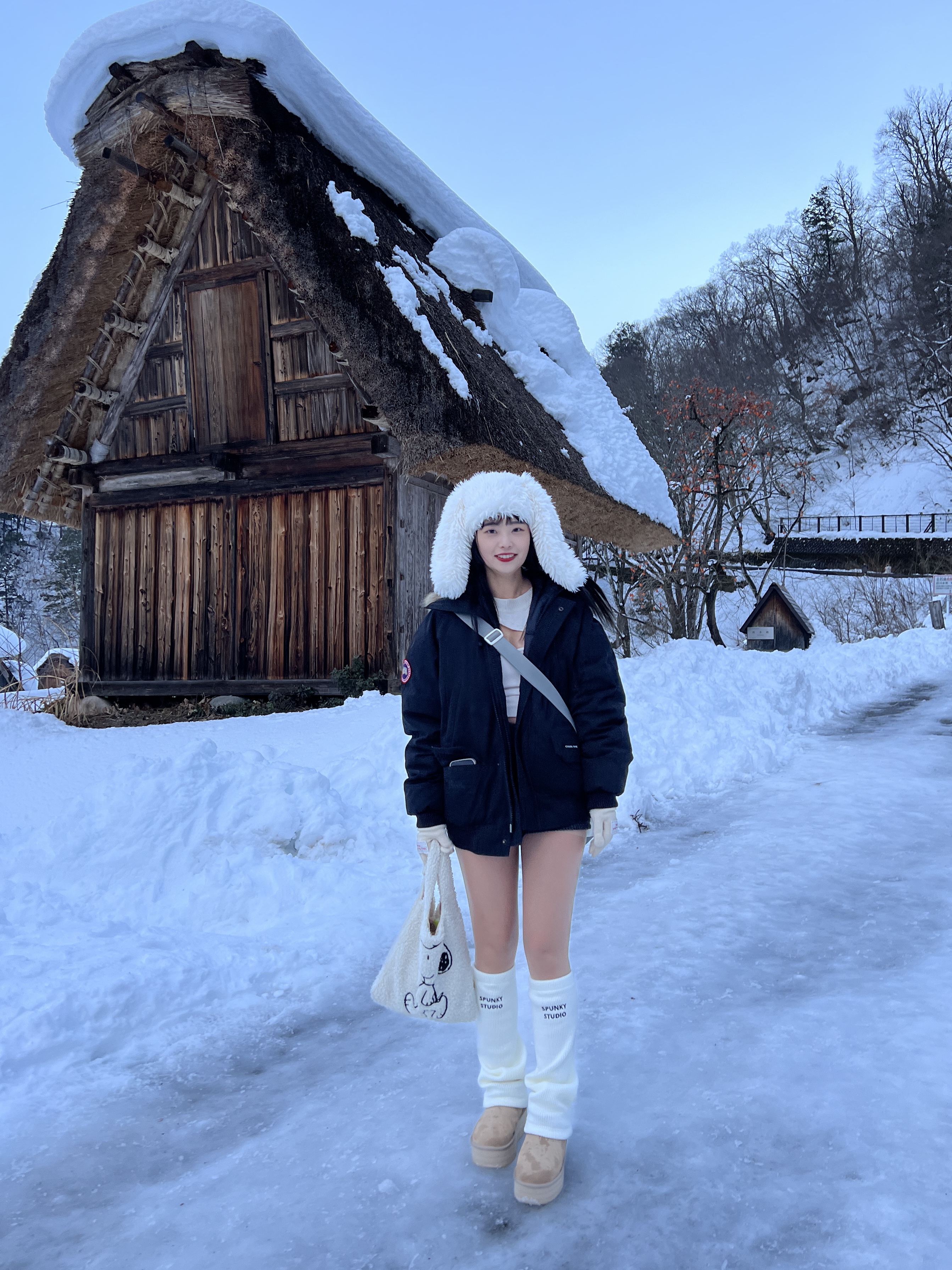 (W) UGG Classic Ultra Mini Platform Mustard Seed, Canada Goose Chilliwack Bomber Black 착용 스타일 - 3