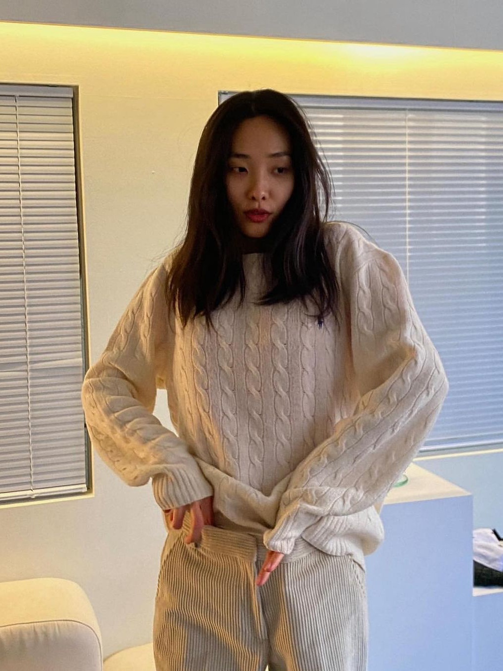 Supreme Applique Cable Knit Sweater Ivory - 23FW, Essentials Cable Knit Turtleneck Wheat - 22SS 착용 스타일 - 4