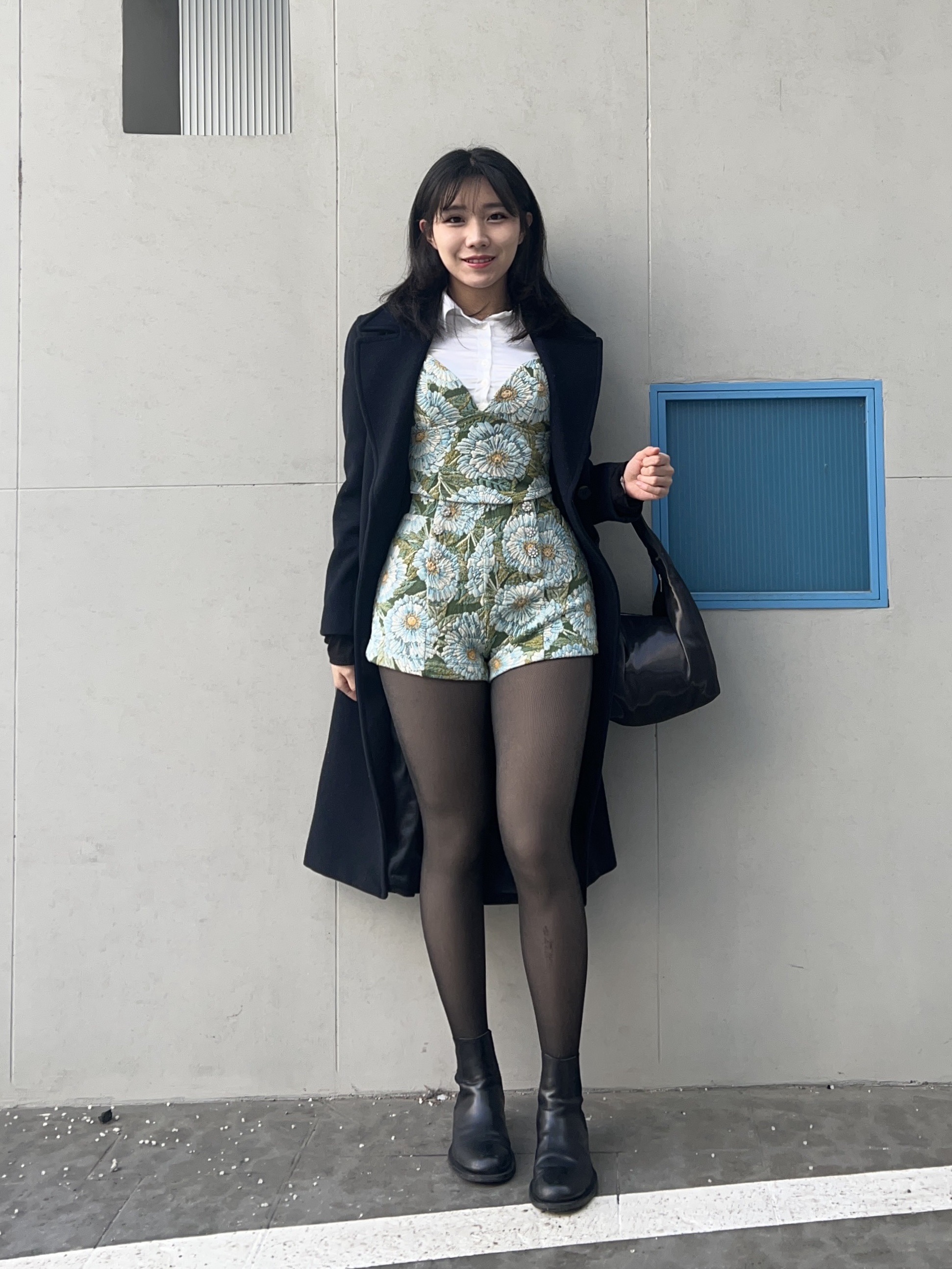 COS Mini High-Shine Shoulder Bag Navy 착용 스타일 - 1