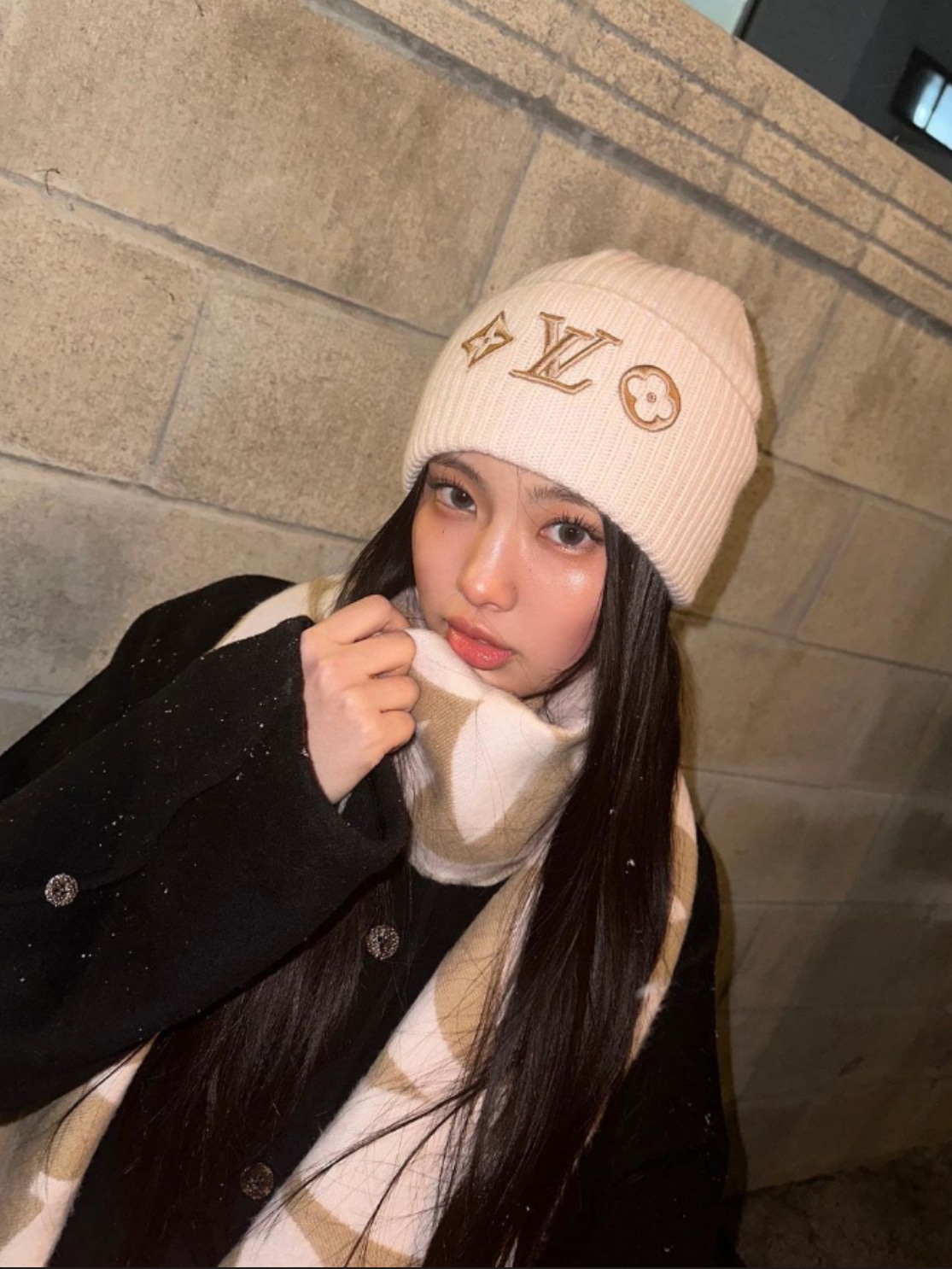 (W) Louis Vuitton LV Medallion Muffler S00 Beige Rose, (W) Louis Vuitton Headline Beanie Beige Rose 착용 스타일 - 1