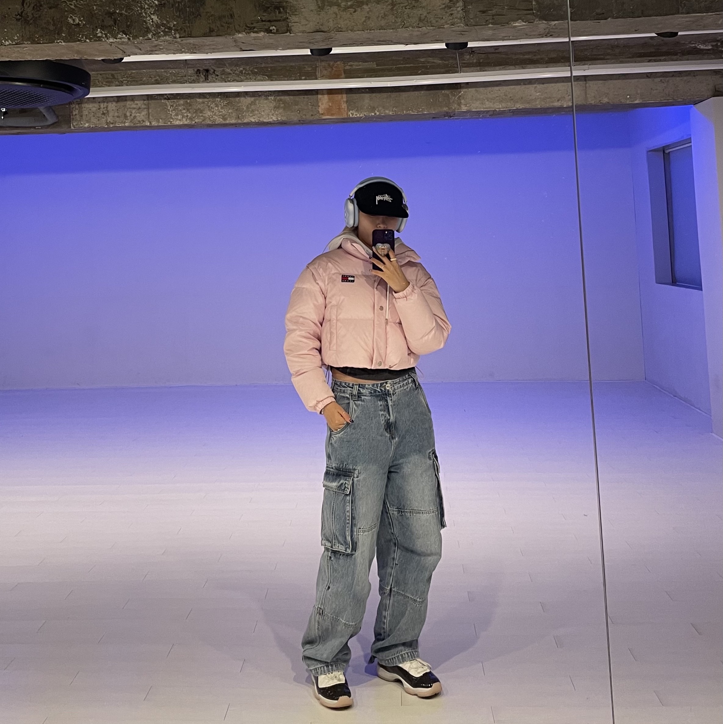 (W) Jordan 11 Retro Neapolitan, Apple AirPods Max Lightning Silver (Korean Ver.) 착용 스타일 - 1