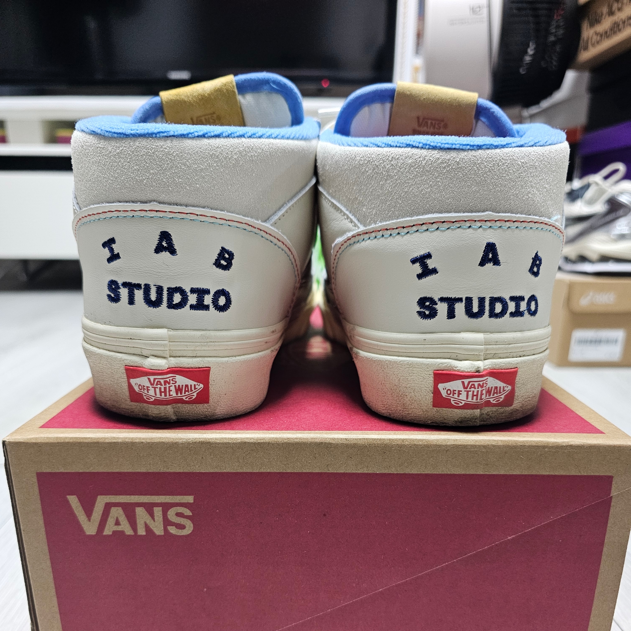 Vans x IAB Studio Half Cab Marshmallow Antique White 착용 스타일 - 3