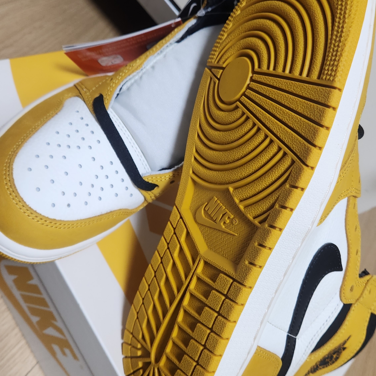 Jordan 1 Retro High OG Yellow Ochre 착용 스타일 - 5