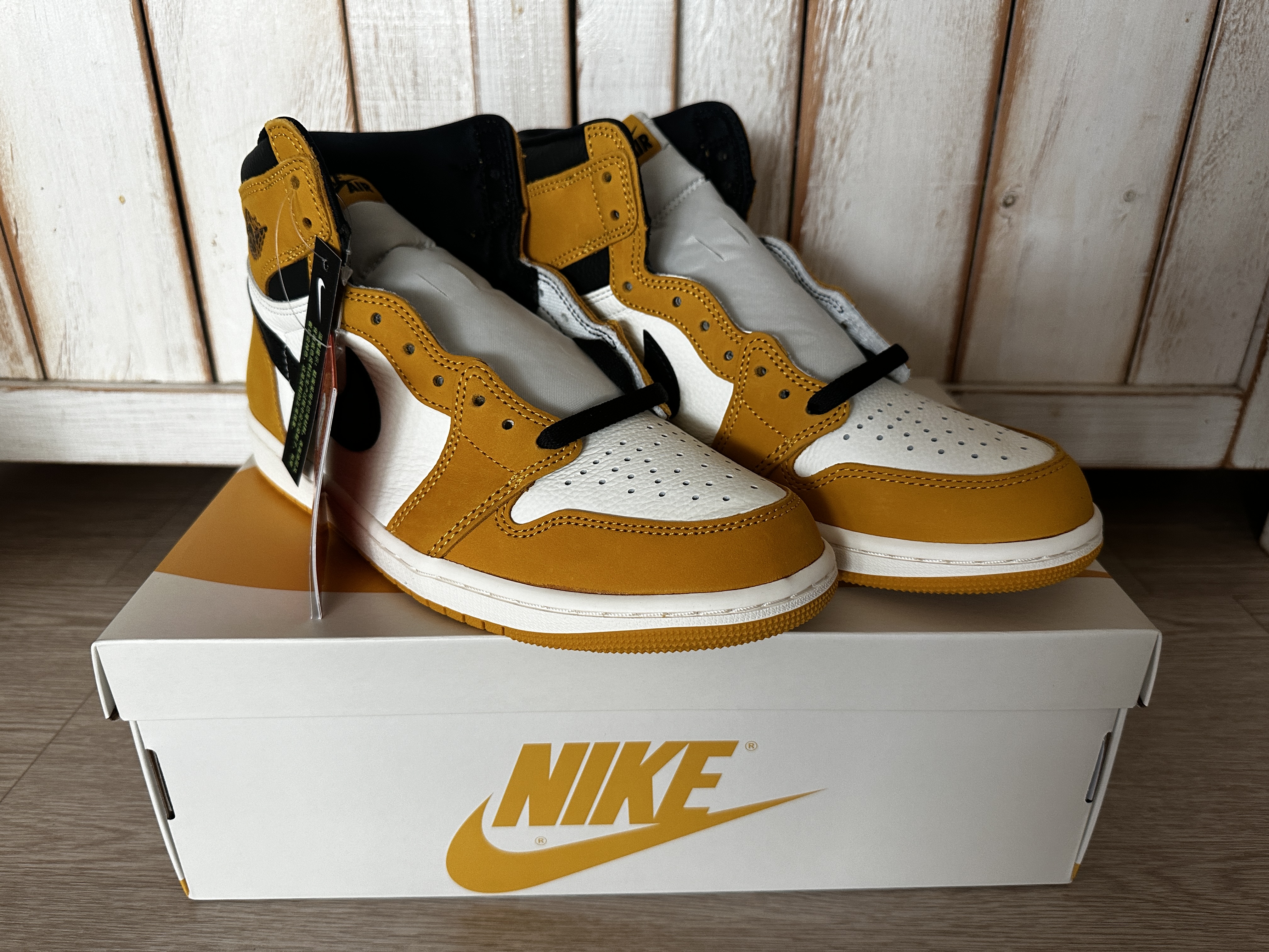 Jordan 1 Retro High OG Yellow Ochre 착용 스타일 - 1