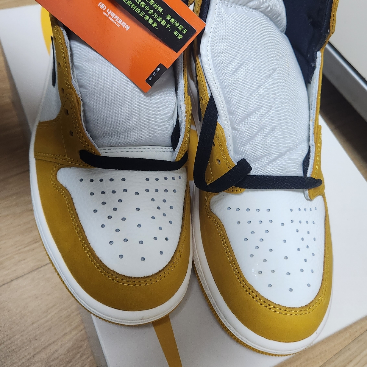 Jordan 1 Retro High OG Yellow Ochre 착용 스타일 - 3