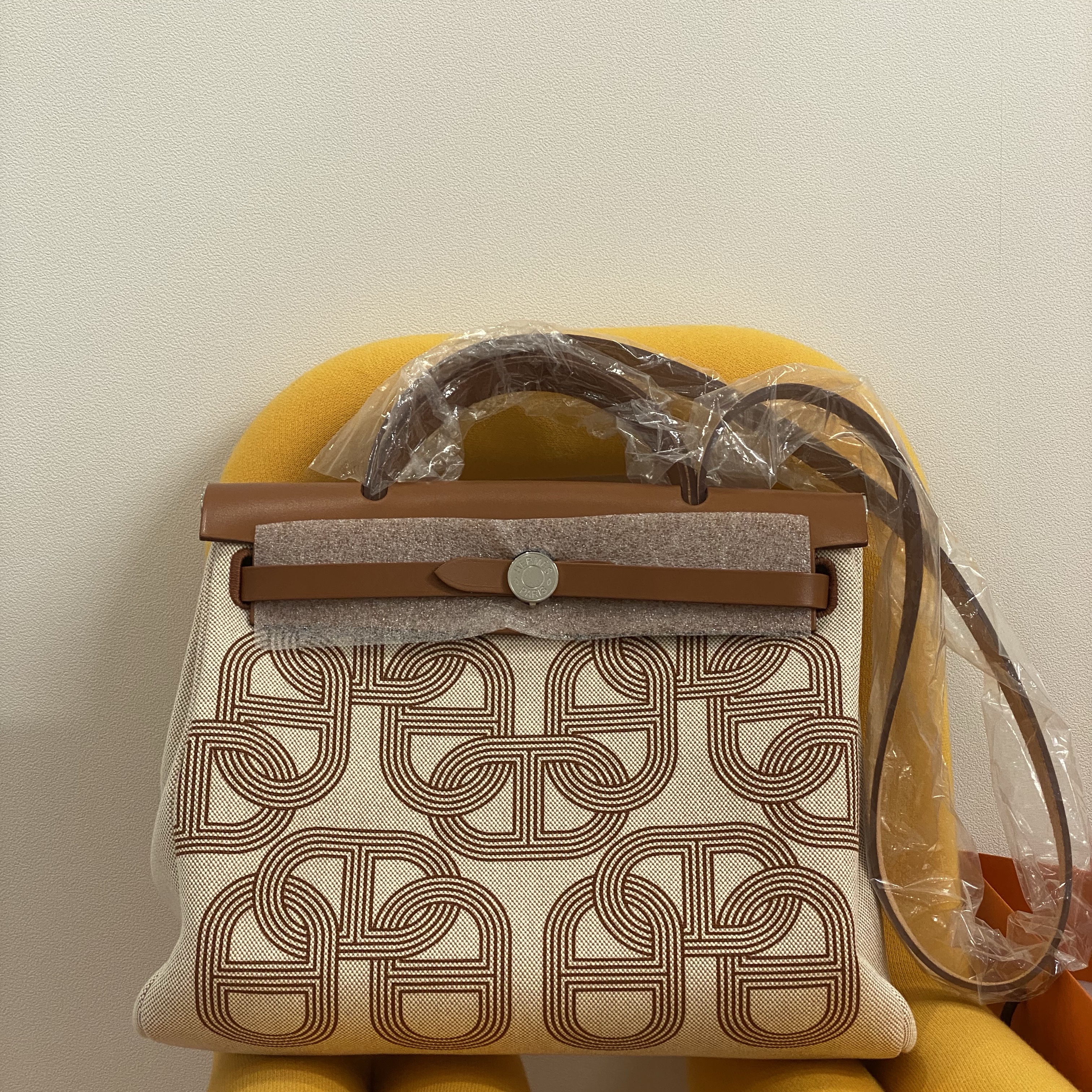 Hermes Herbag Zip 31 Bag H Plume Canvas & Palladium Gris Meyer Ecru Beige Nature 착용 스타일 - 1