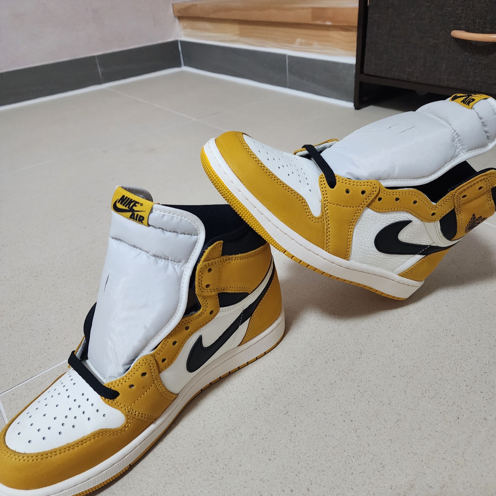 Jordan 1 Retro High OG Yellow Ochre 착용 스타일 - 2