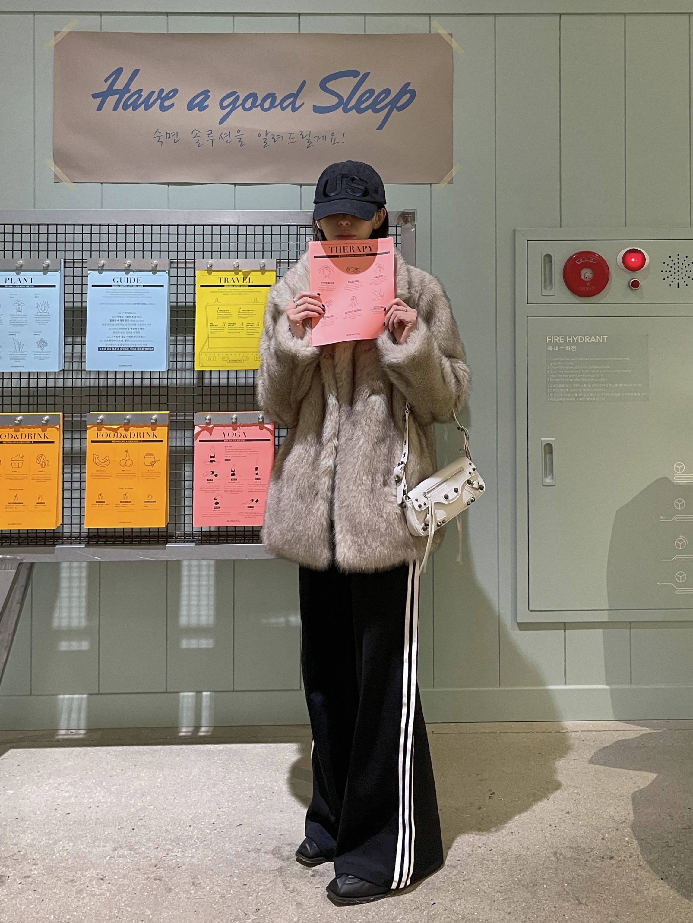 Nike x Martine Rose Shox MR4 Black, Balenciaga Le Cagole XS Sling Bag White 착용 스타일 - 3