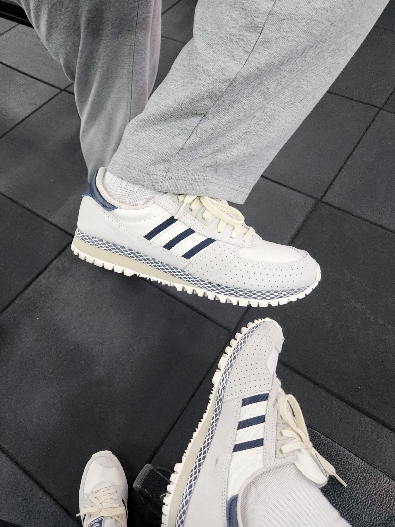 Adidas City Marathon PT Beige Navy 착용 스타일 - 2