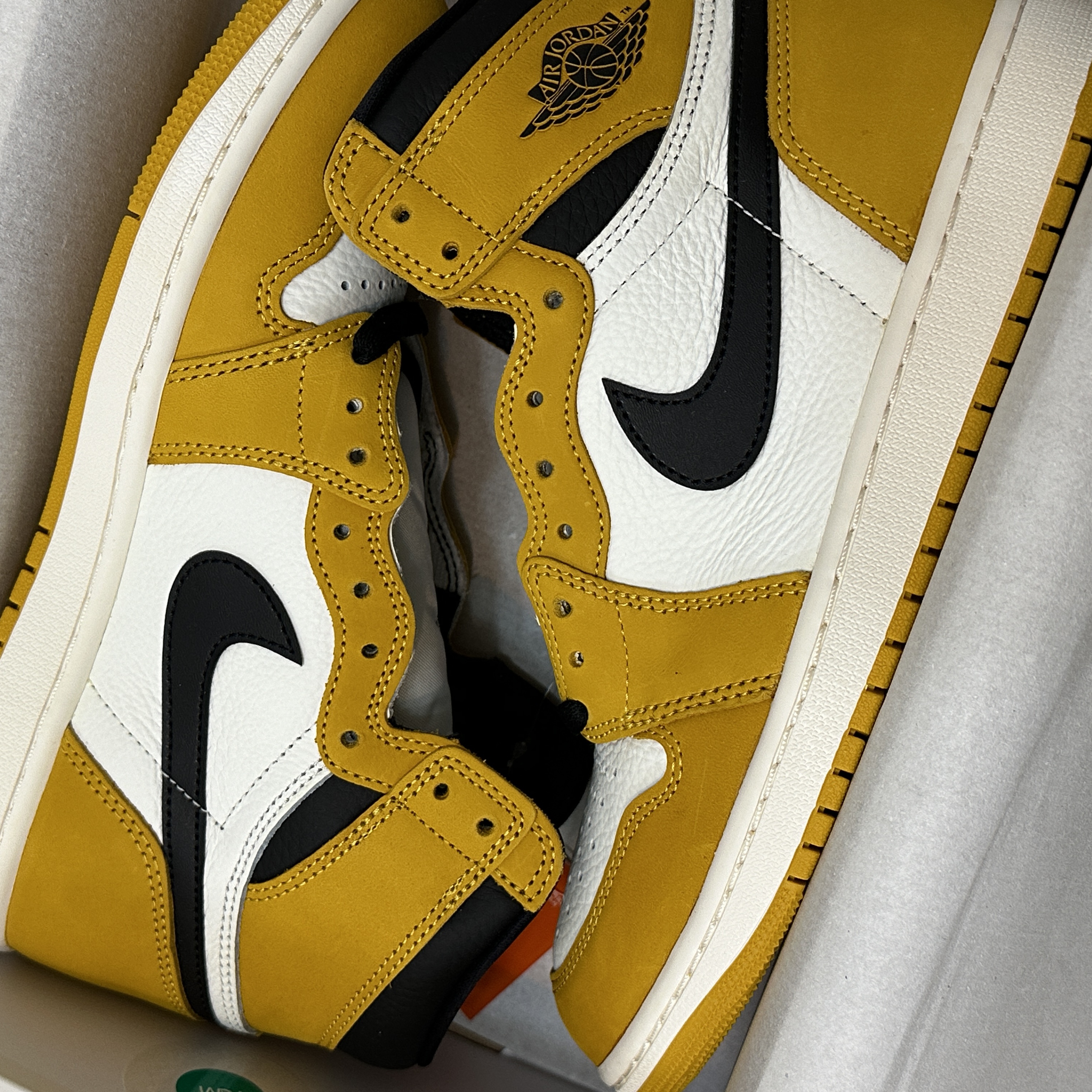 Jordan 1 Retro High OG Yellow Ochre 착용 스타일 - 2