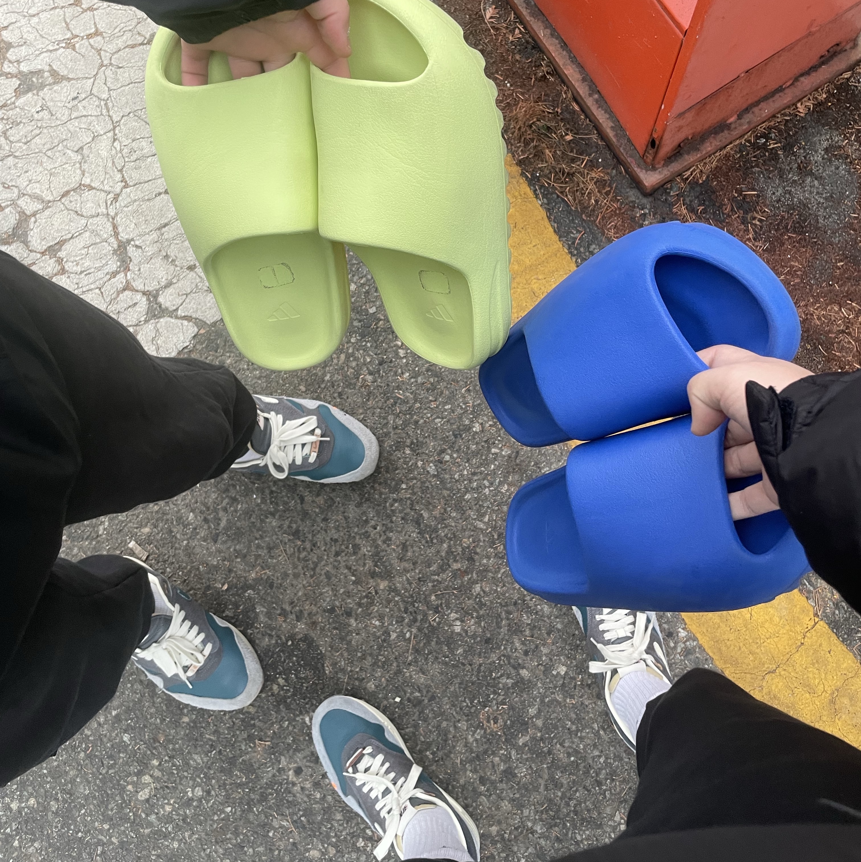 Adidas Yeezy Slide Glow Green 2022/2023, Adidas Yeezy Slide Azure 착용 스타일