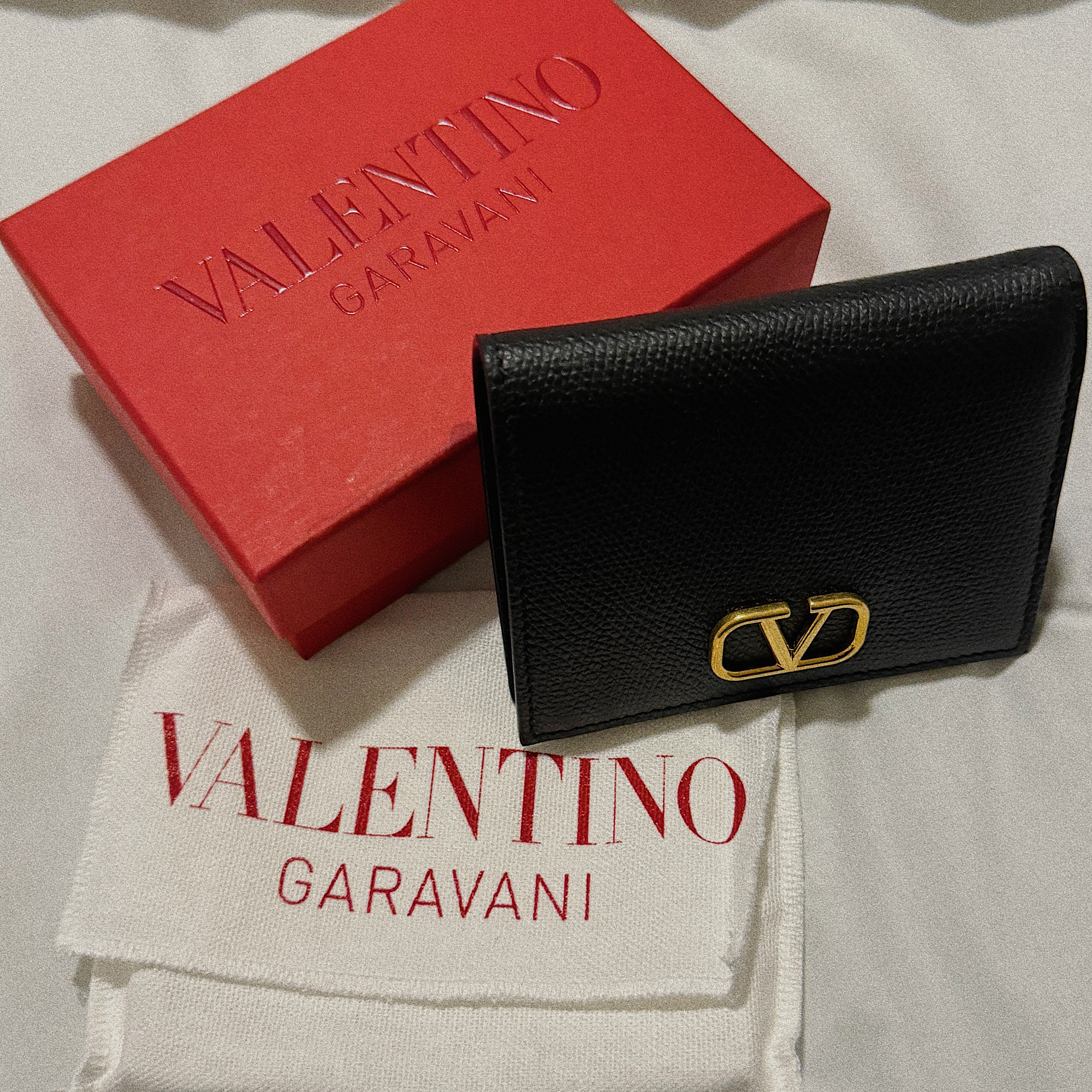 Valentino Compact Vlogo Signature Grainy Calfskin Wallet Black 착용 스타일