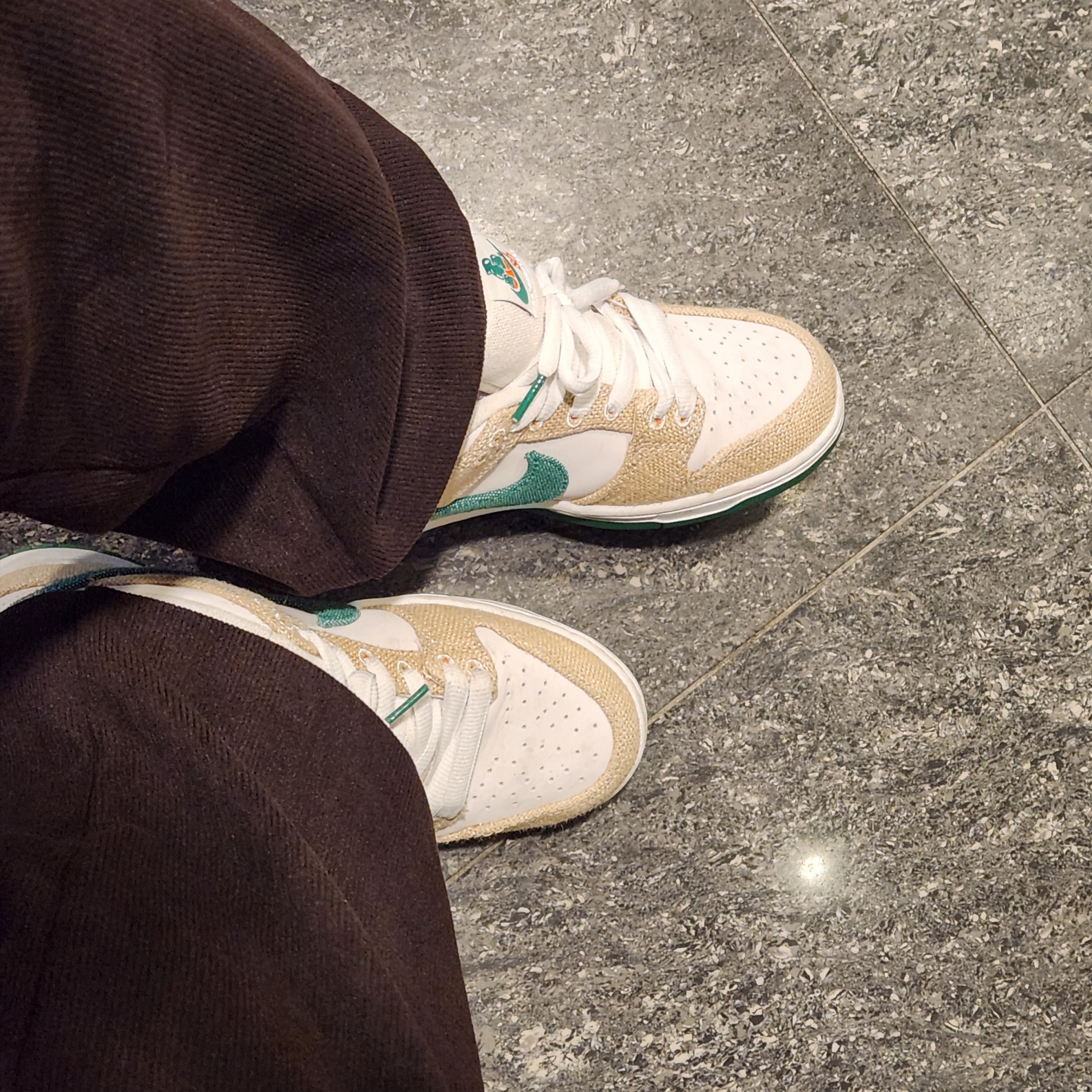 Nike x Jarritos SB Dunk Low Phantom and Malachite 착용 스타일