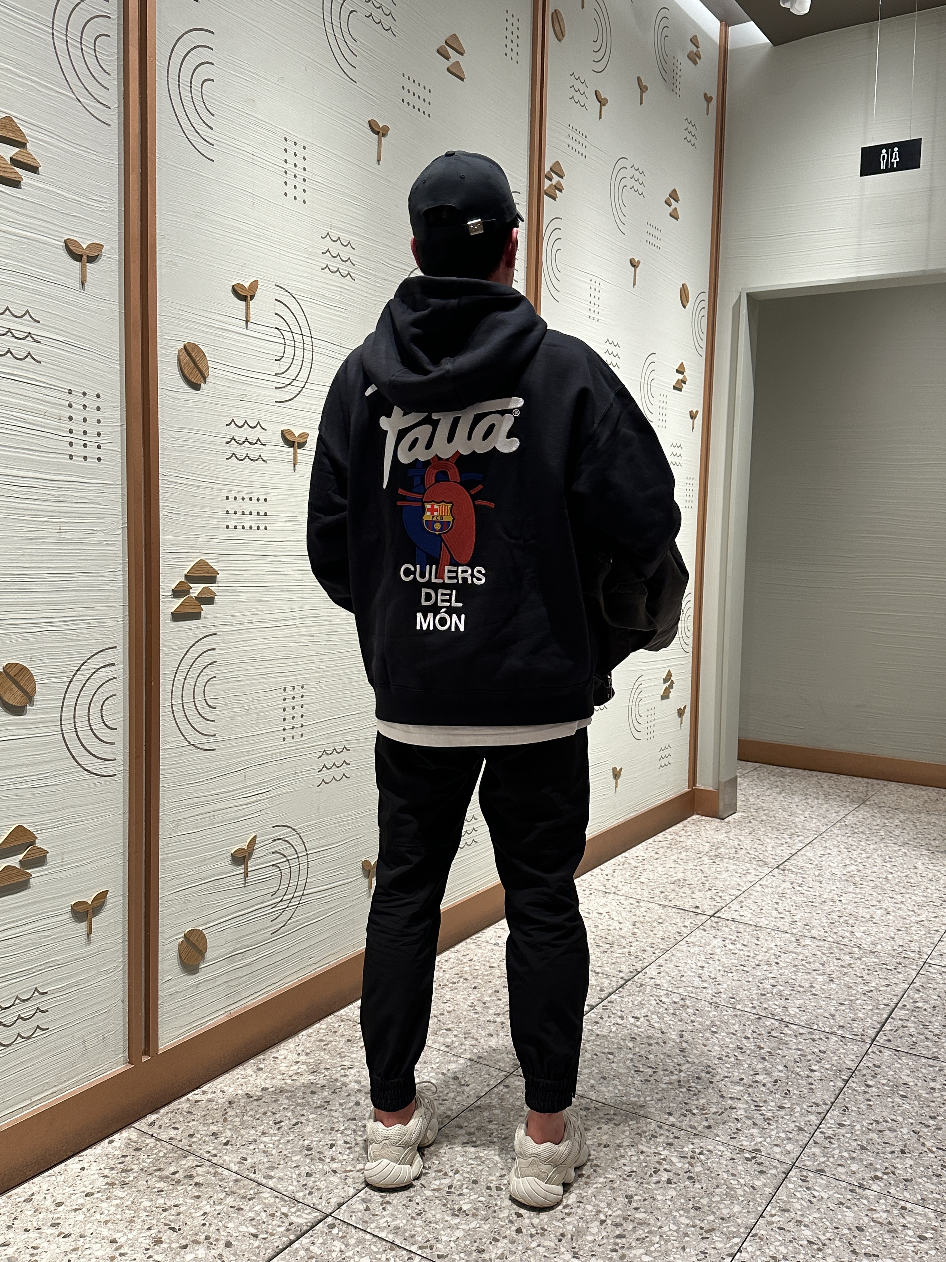 Nike x Patta x FC Barcelona Solo Swoosh Hoodie Culers del Món (FD4147-010), Adidas Yeezy 500 Bone White 착용 스타일