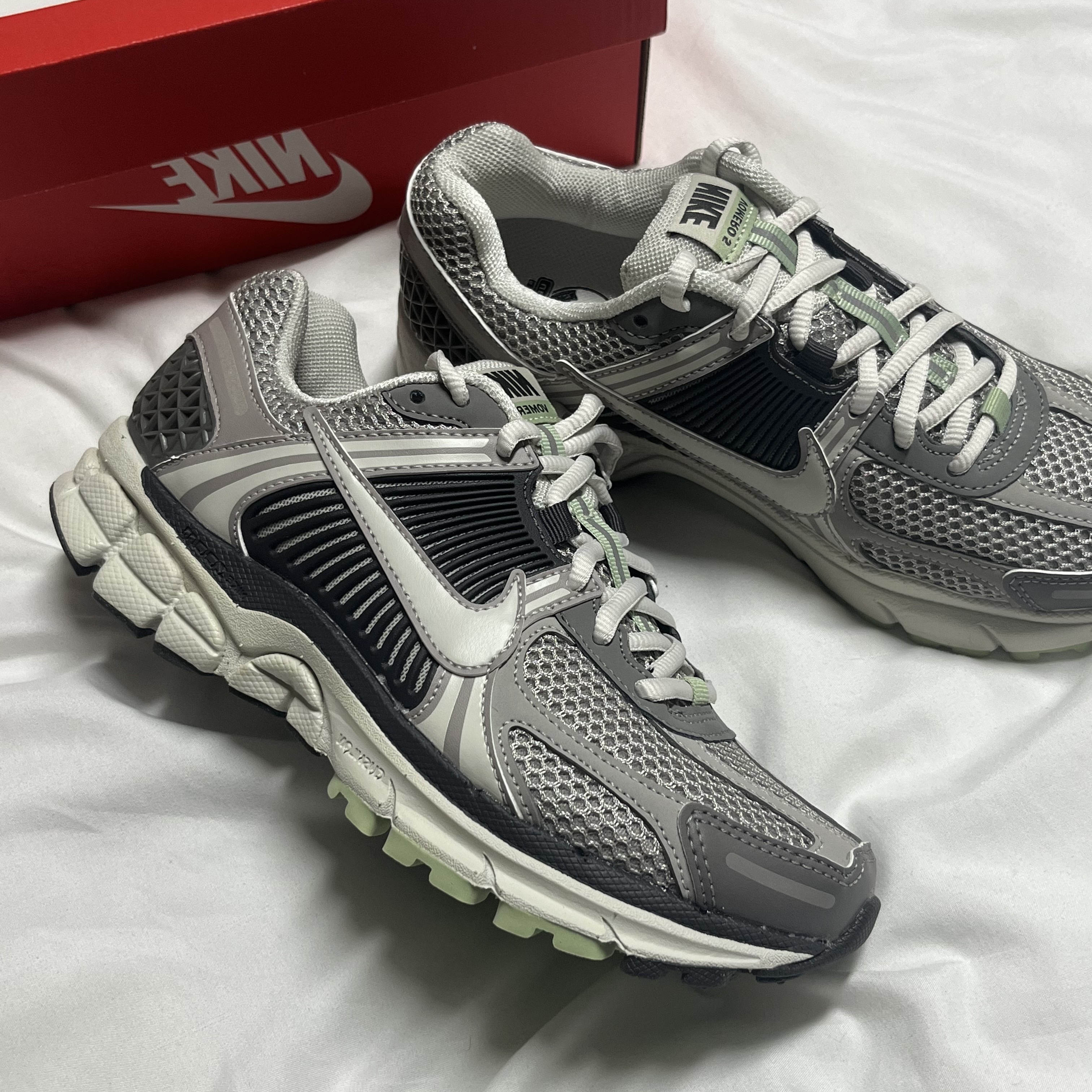 (W) Nike Zoom Vomero 5 Cobblestone and Flat Pewter 착용 스타일 - 2