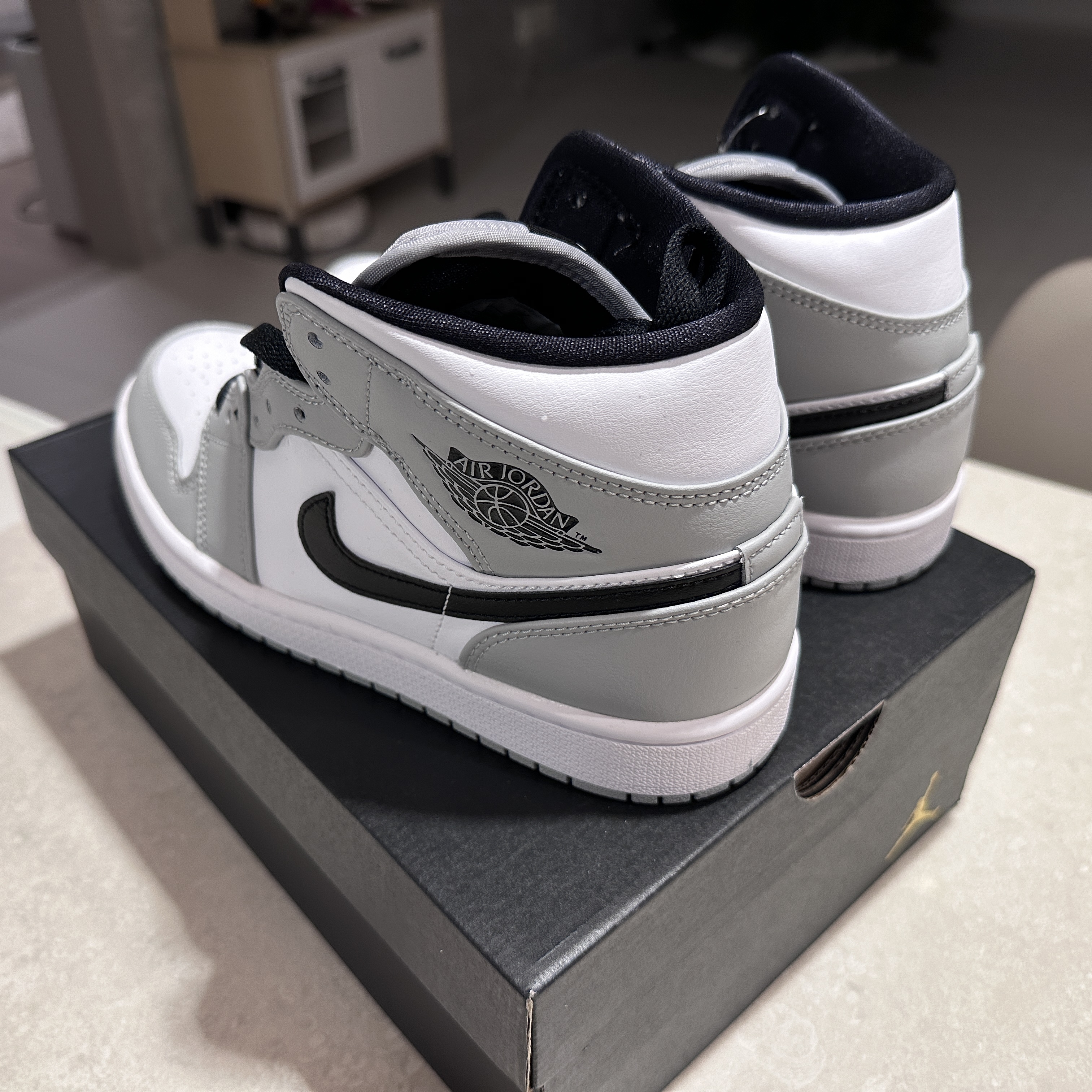 Jordan 1 Mid Light Smoke Grey 착용 스타일 - 2