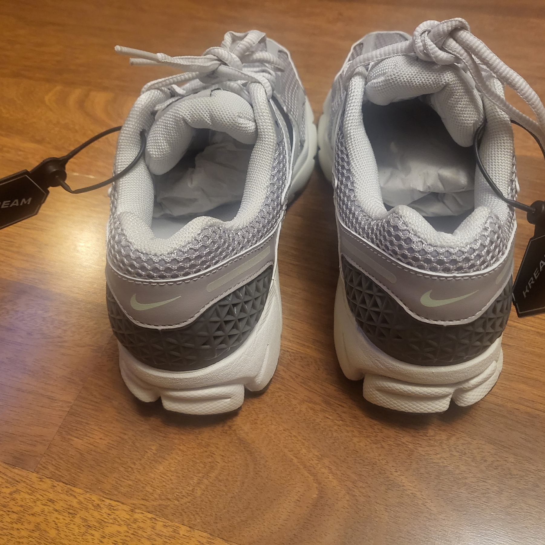 (W) Nike Zoom Vomero 5 Cobblestone and Flat Pewter 착용 스타일 - 3