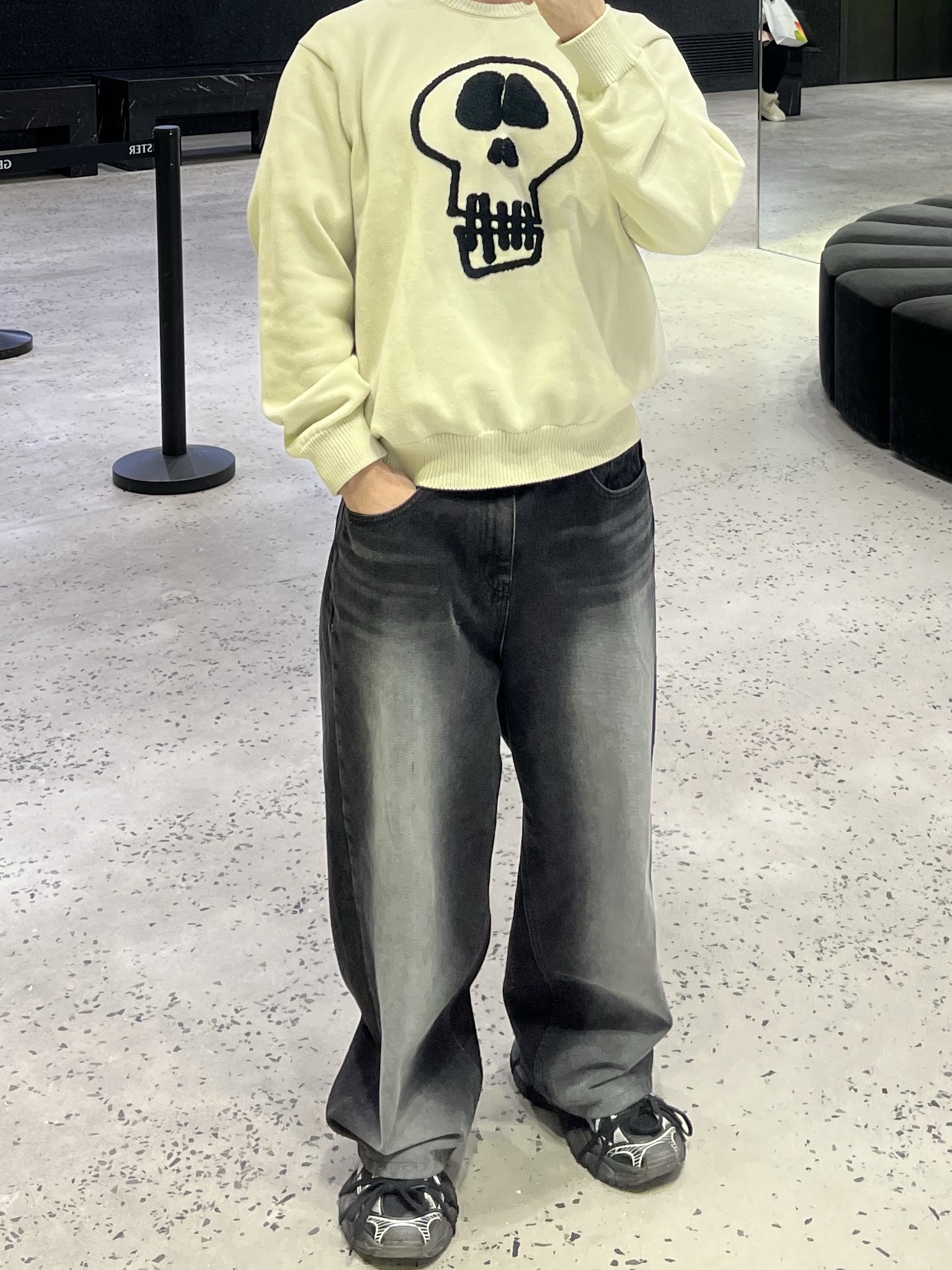 Stussy Skull Sweater Natural, Balenciaga 3XL Sneakers Black White 착용 스타일