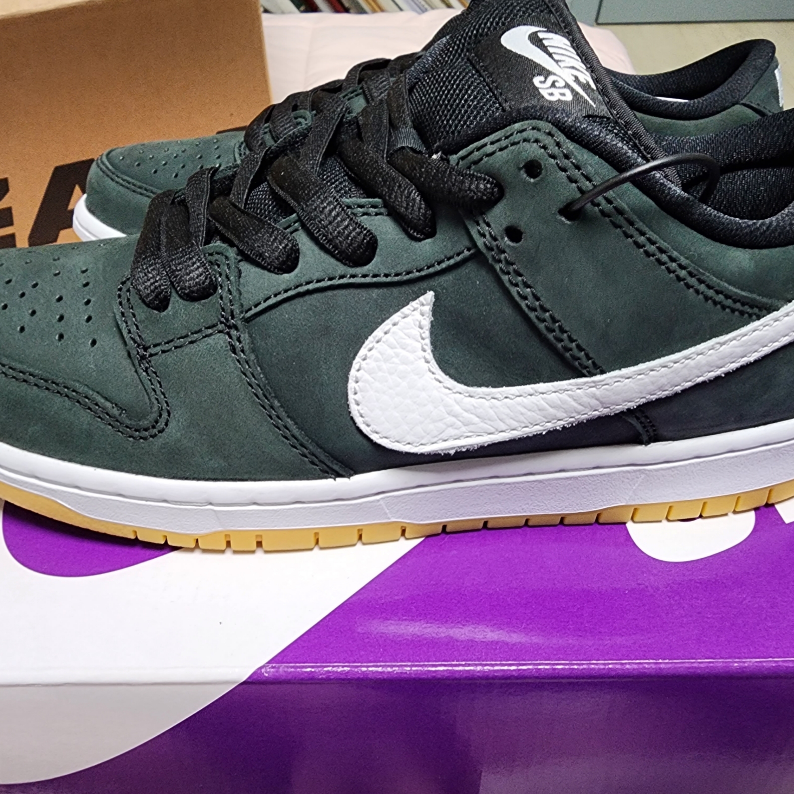 Nike SB Dunk Low Pro Black White 착용 스타일 - 2