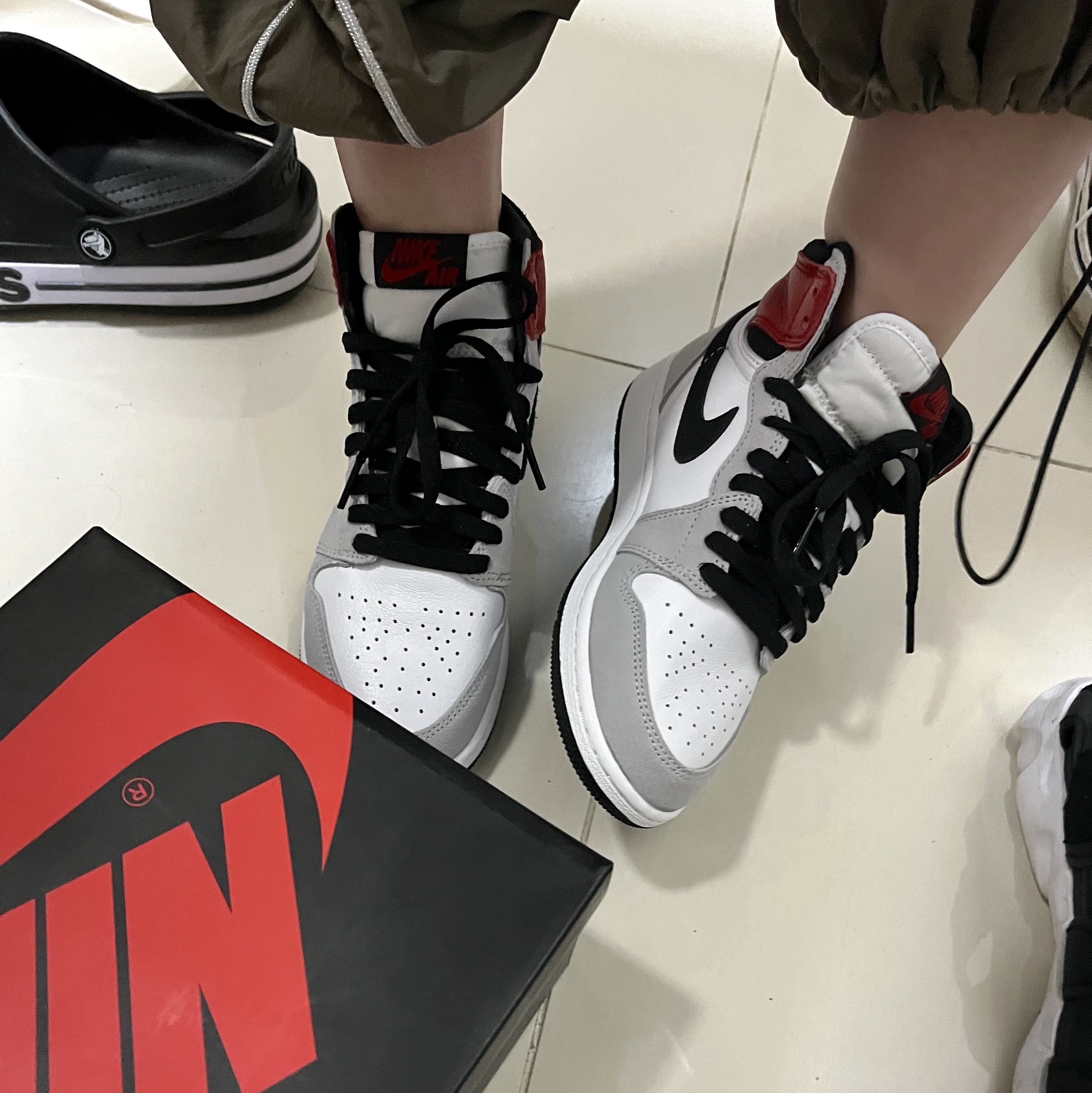 (GS) Jordan 1 Retro High OG Light Smoke Grey 착용 스타일 - 1