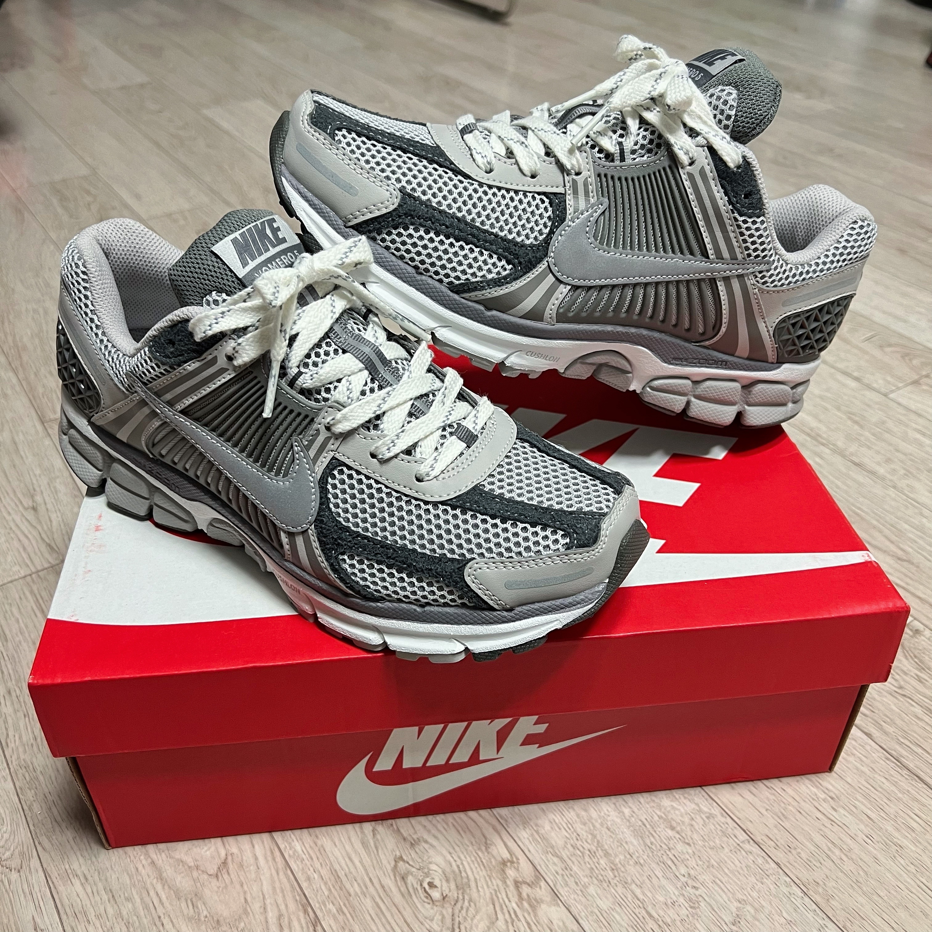 Nike Zoom Vomero 5 PRM Light Iron Ore and Flat Fewter 착용 스타일