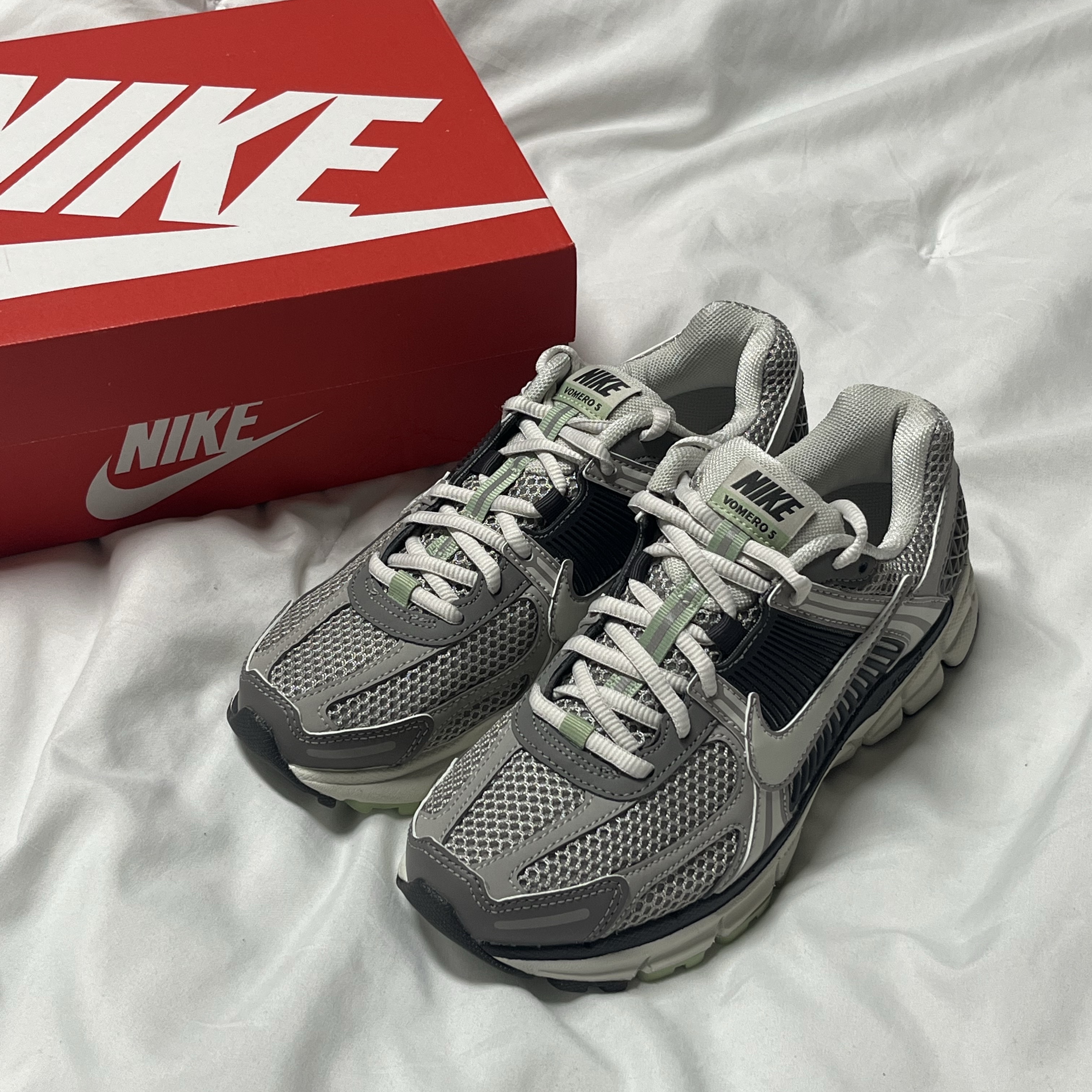 (W) Nike Zoom Vomero 5 Cobblestone and Flat Pewter 착용 스타일 - 1