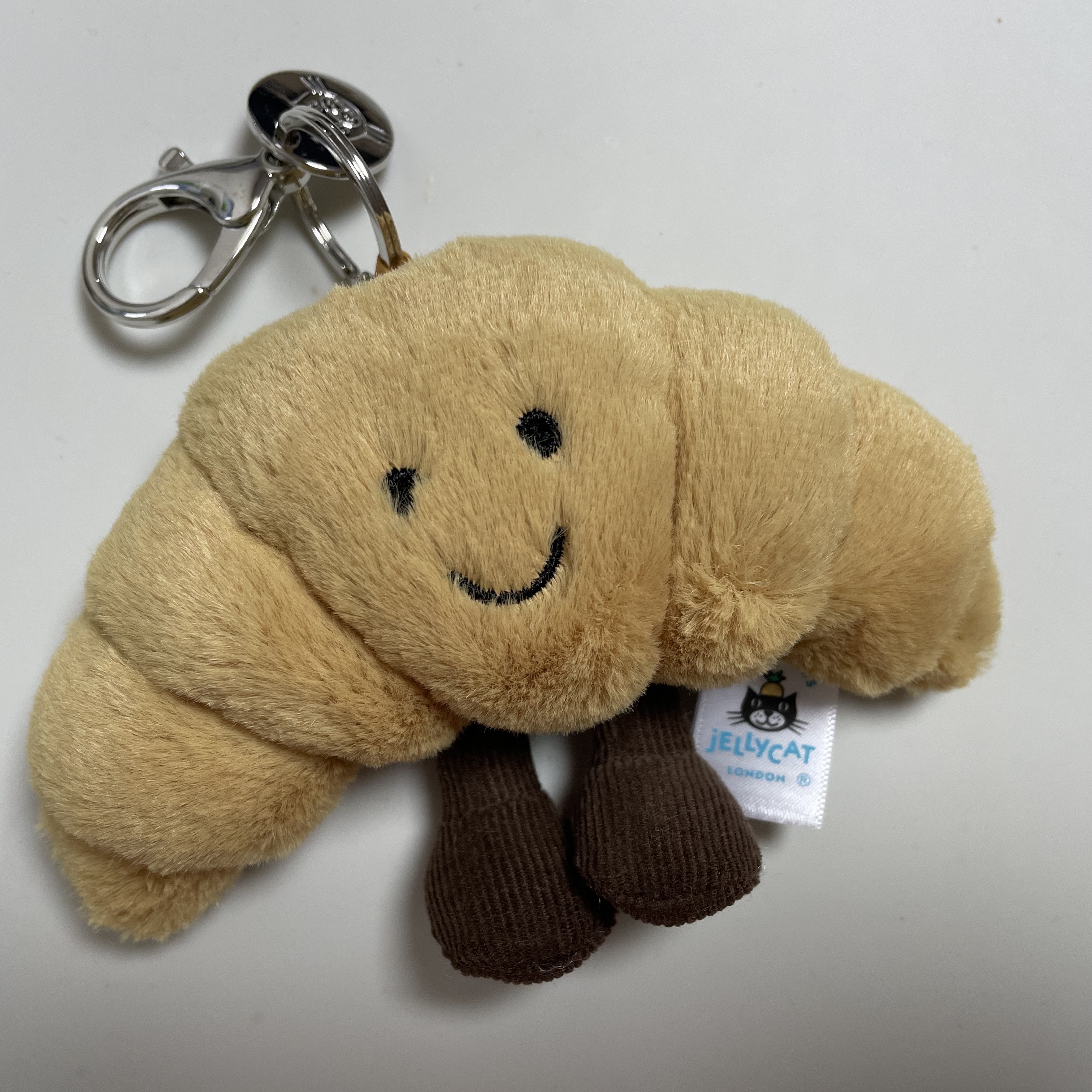 Jellycat Amuseable Croissant Bag Charm Brown 착용 스타일