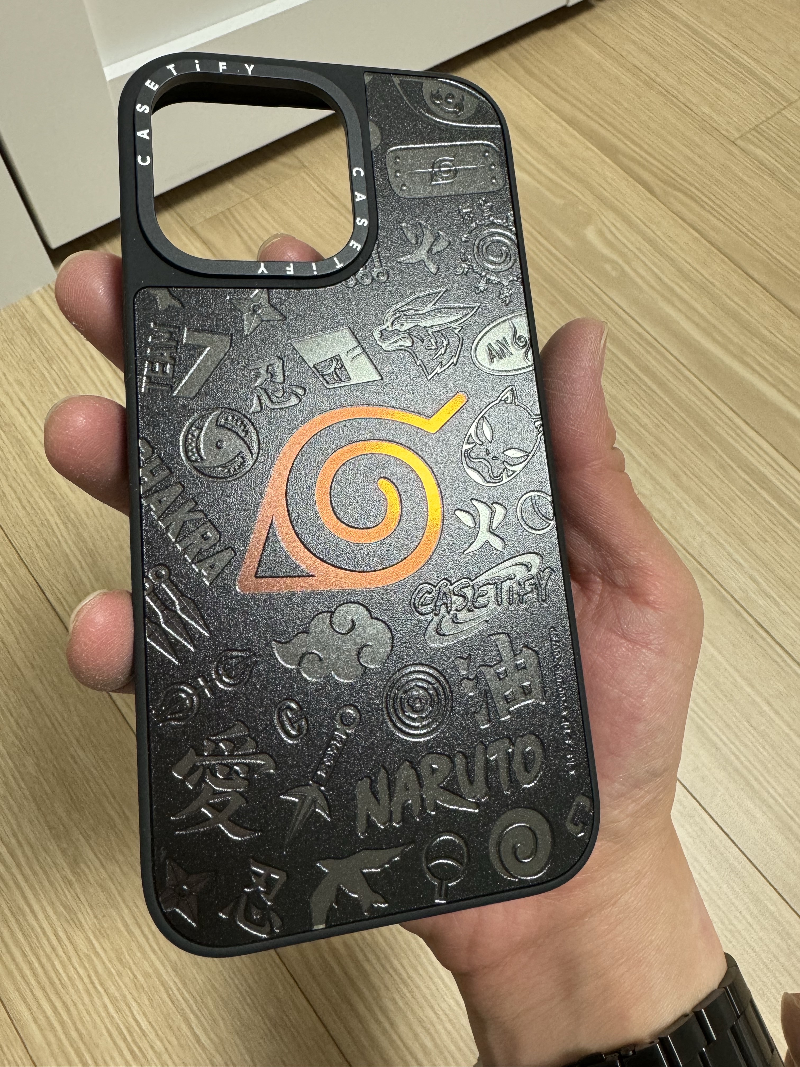 Casetify x Naruto Konoha iphone Case Black, Casetify x Naruto Utility Crossbody Lanyard Black 착용 스타일 - 3