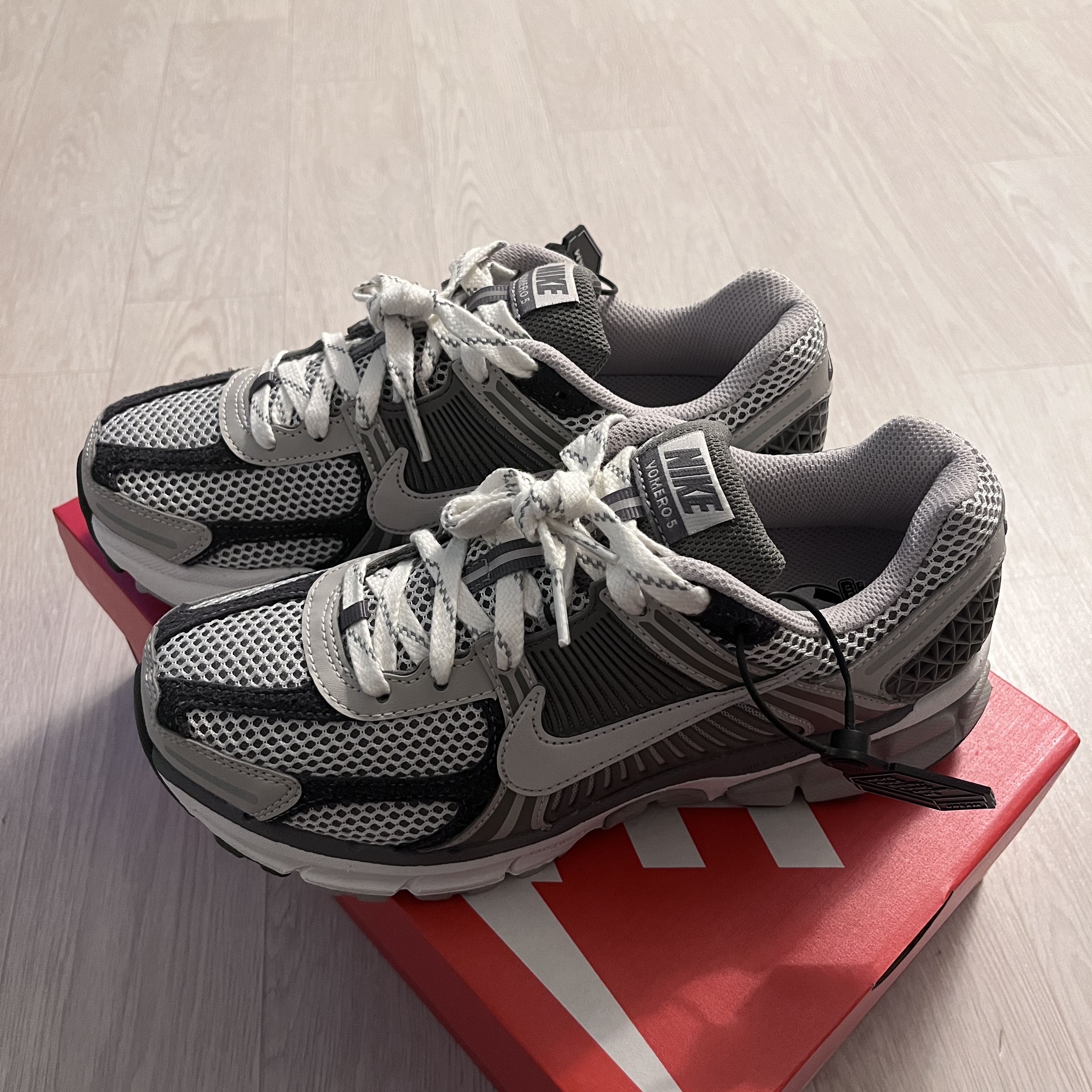 Nike Zoom Vomero 5 PRM Light Iron Ore and Flat Fewter 착용 스타일
