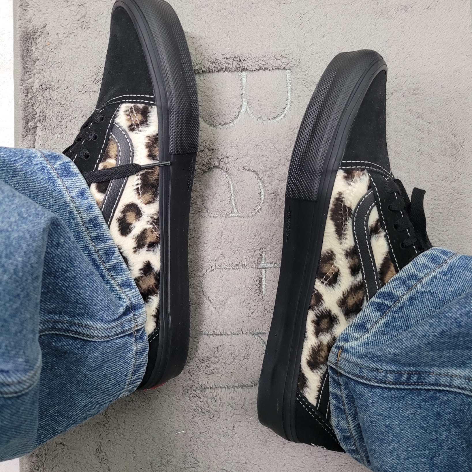 Vans x Supreme Leopard Old Skool Black 착용 스타일