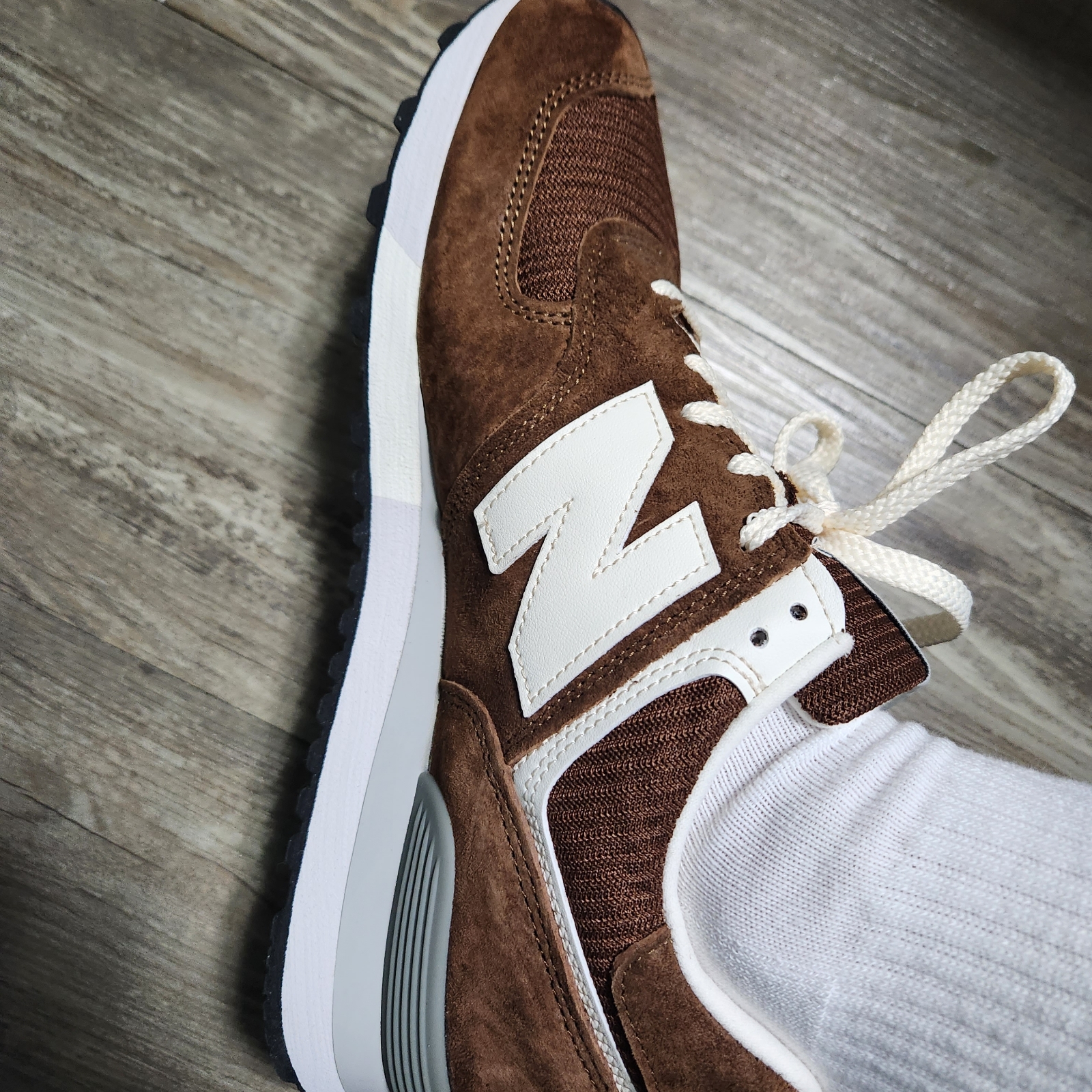 New Balance 576 Made in UK Monks Robe Coconut Milk 착용 스타일 - 2