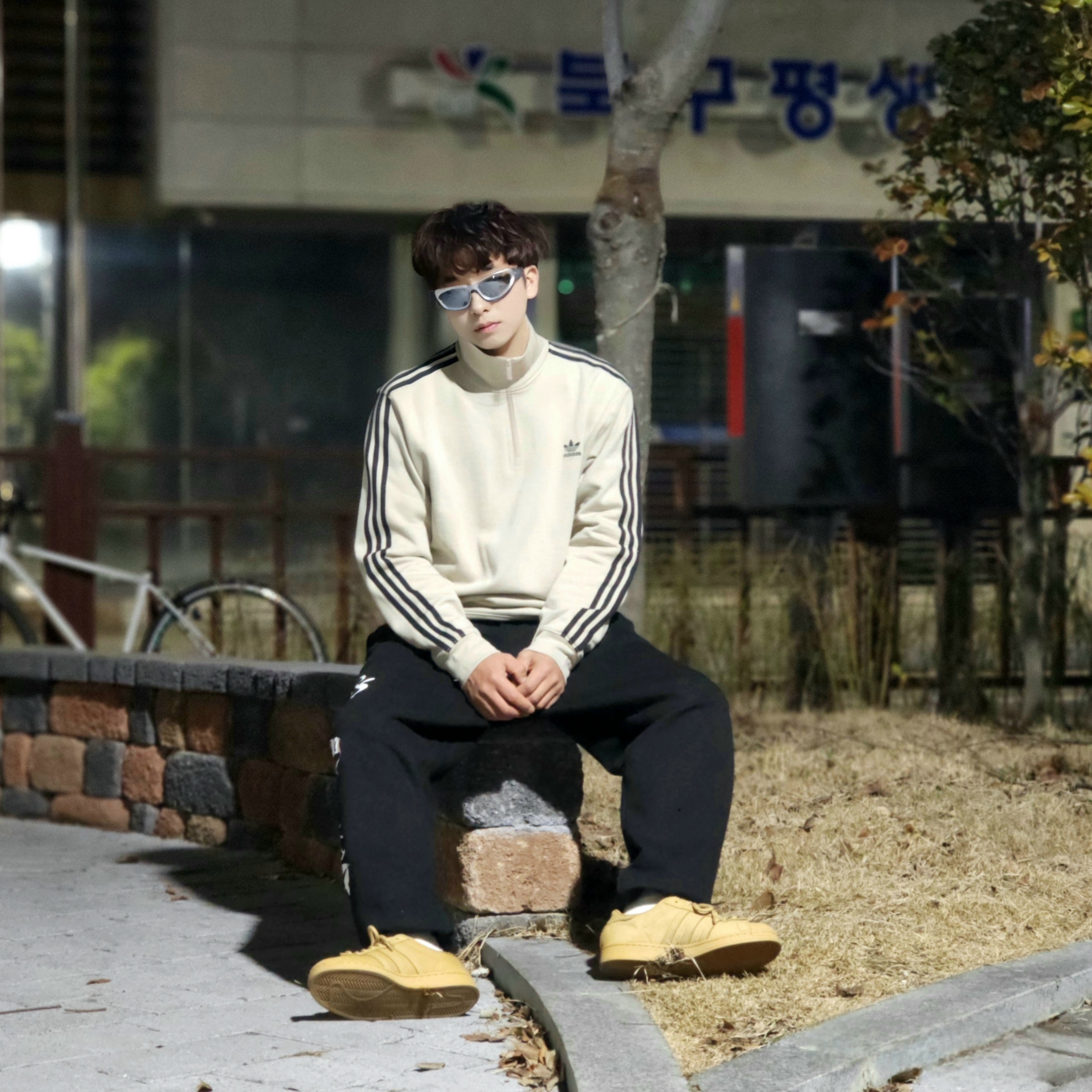 Adidas Superstar Golden Beige 착용 스타일 - 4