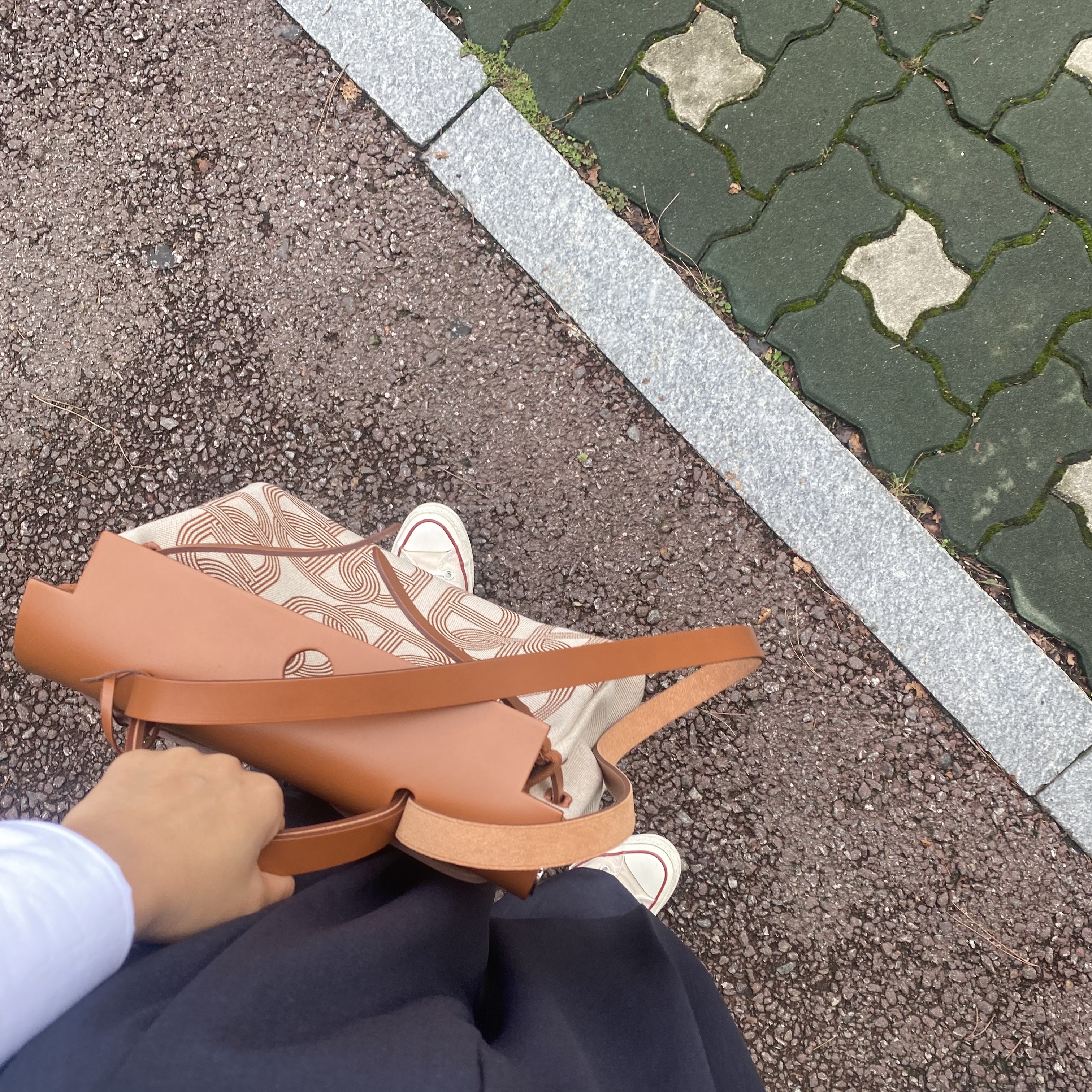 Hermes Herbag Zip 31 Bag H Plume Canvas & Palladium Gris Meyer Ecru Beige Nature 착용 스타일 - 3