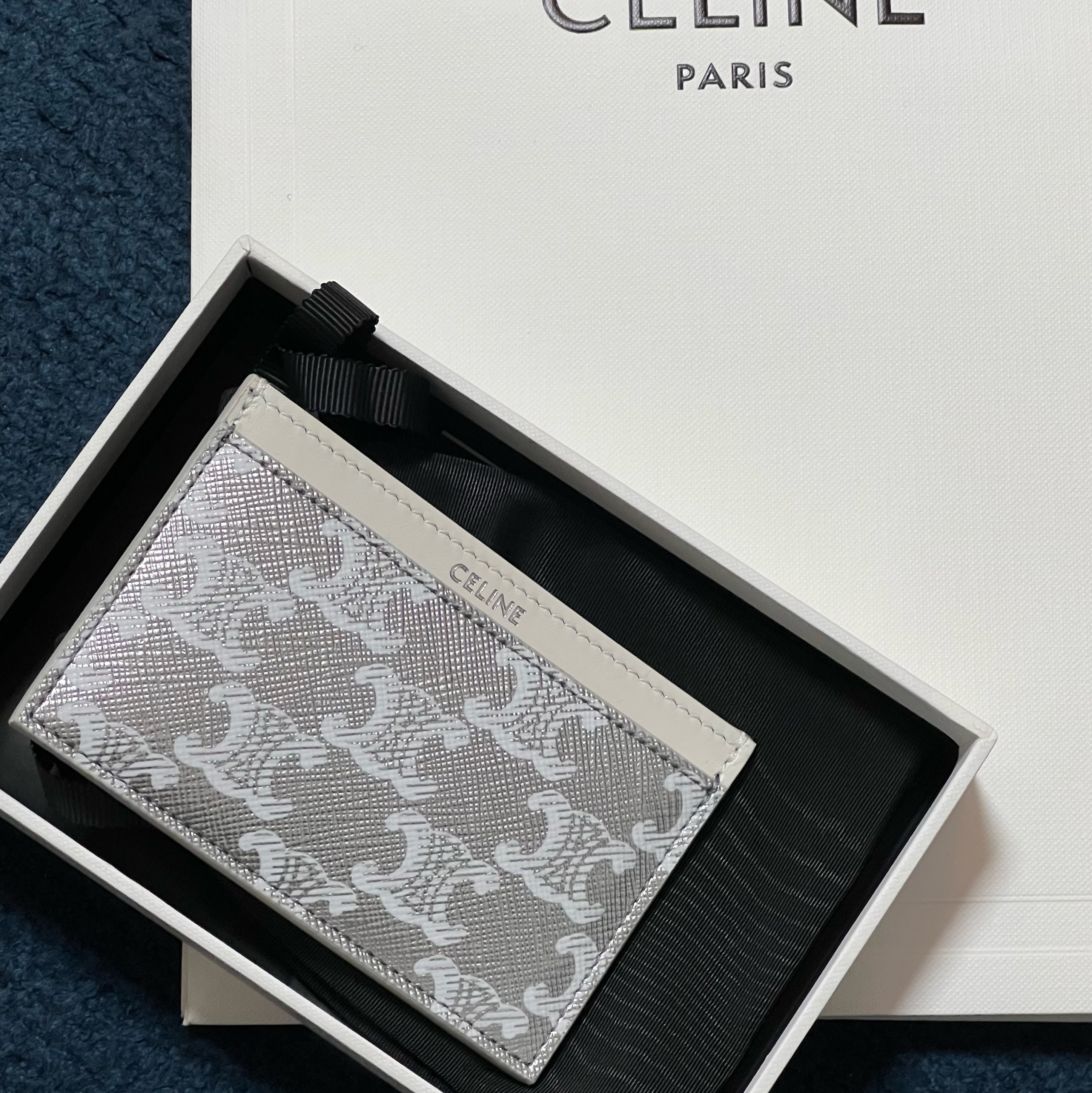 Celine Card Holder in Triomphe Canvas Calfskin Silver White 착용 스타일