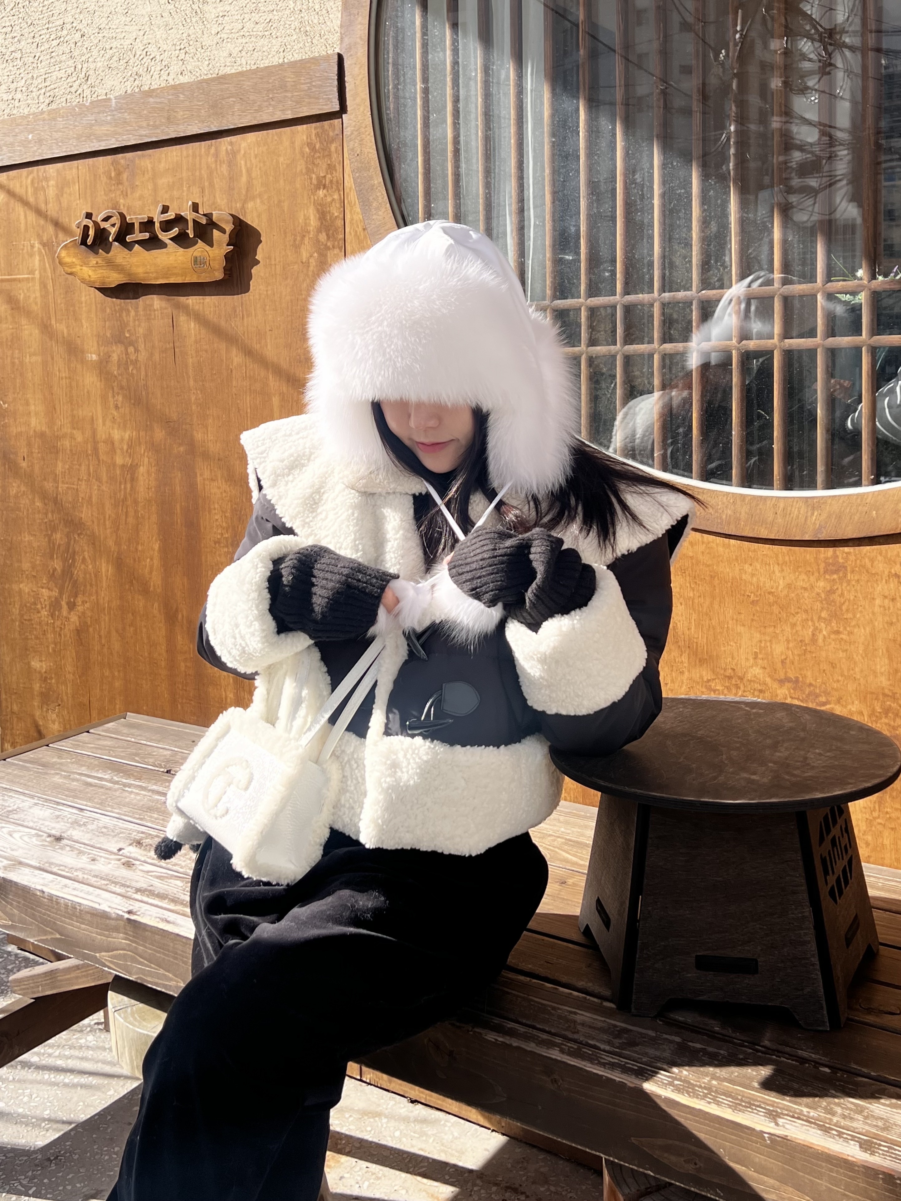 Telfar x UGG Small Shopper Crinkle White, Monamhee x 10 Corso Como Bianco Keyring Black 착용 스타일 - 3
