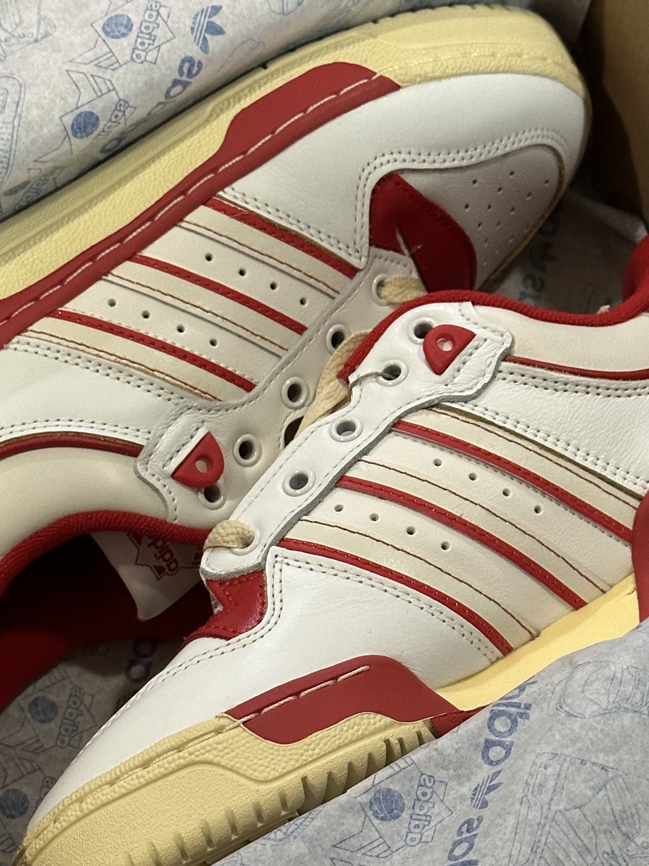 Adidas Rivalry Low 86 Core White Team Power Red 착용 스타일
