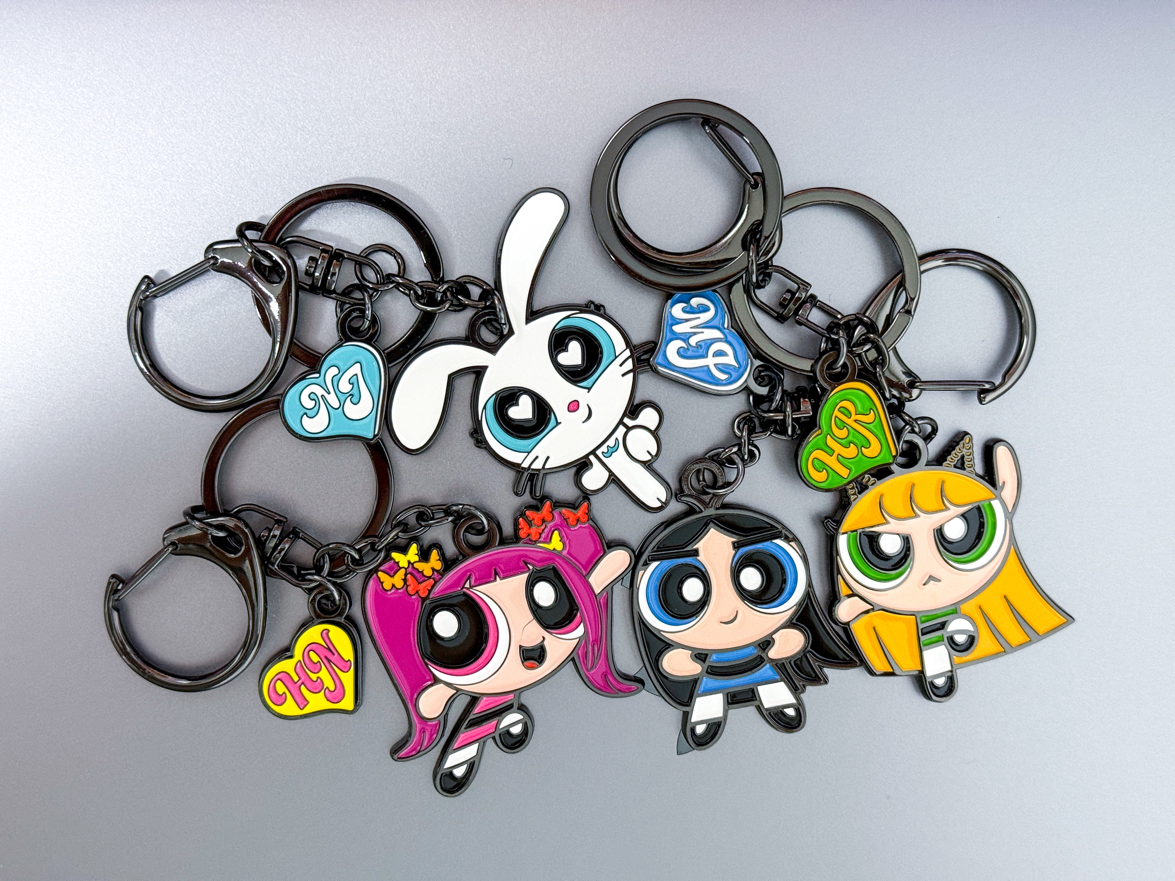 NewJeans x The Powerpuff Girls Metal Keyring Haerin, NewJeans x The Powerpuff Girls Metal Keyring Hanni 착용 스타일