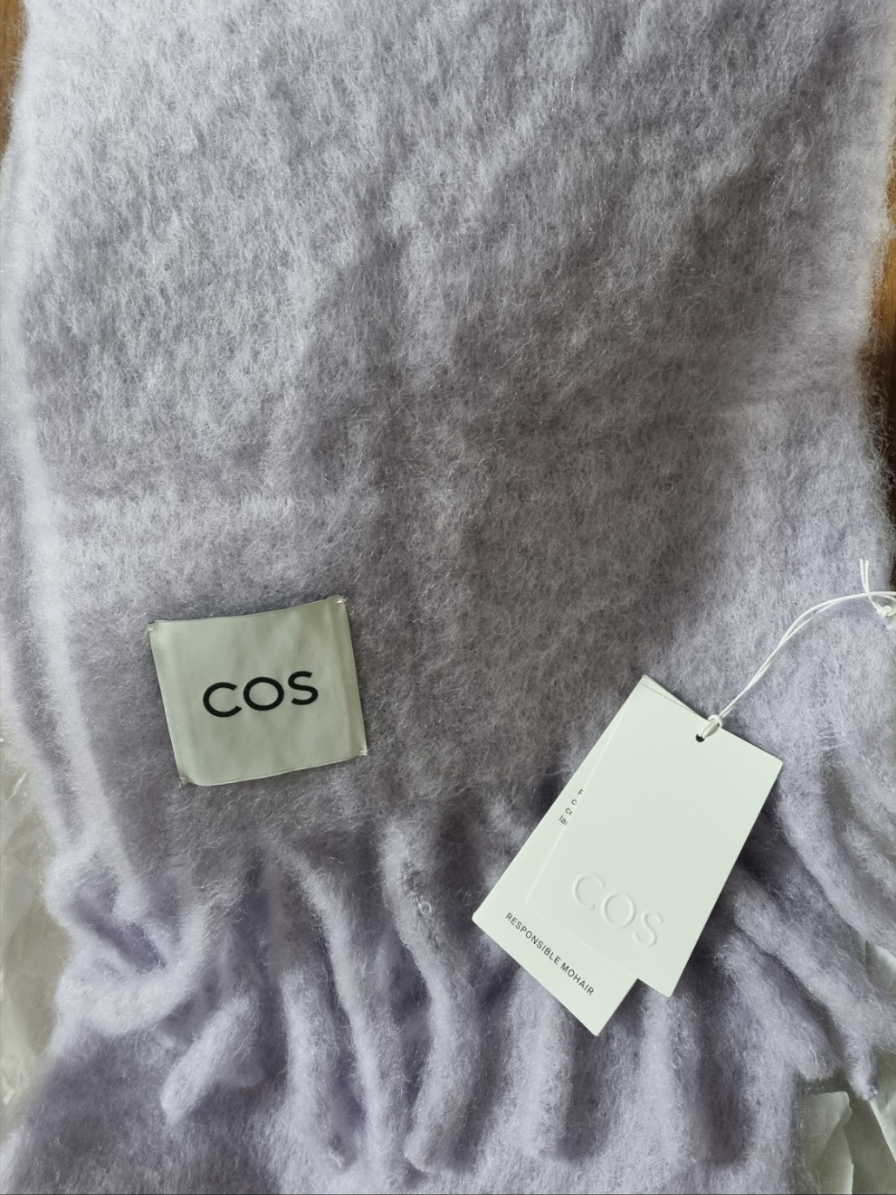 COS Oversized Mohair Blend Muffler Lilac 착용 스타일