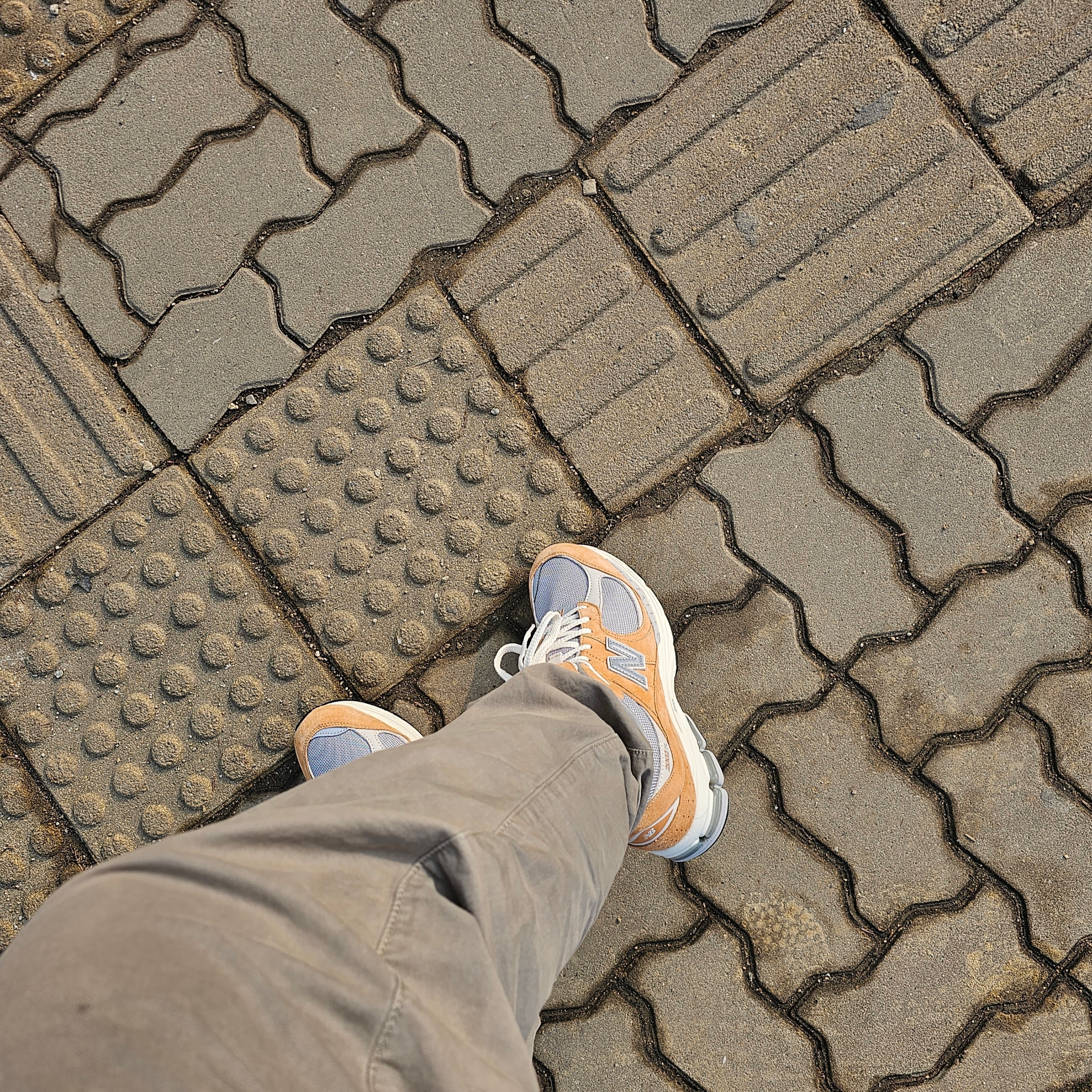 New Balance 2002R Special Vintage Beige 착용 스타일 - 2