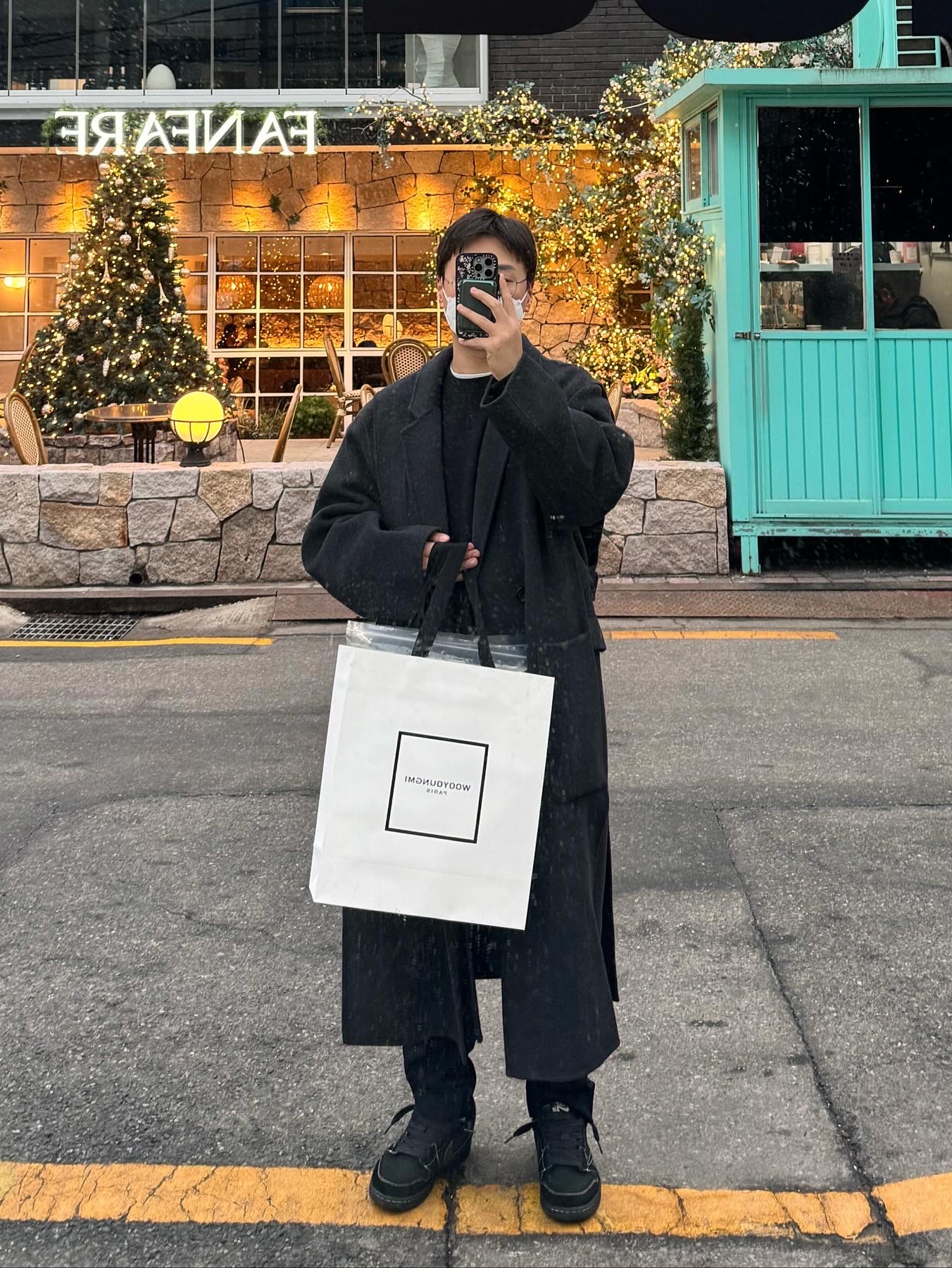 Jordan 1 x Travis Scott Retro Low OG SP Black Phantom, Wooyoungmi Flower Back Logo T-Shirt Black - 24SS 착용 스타일 - 1