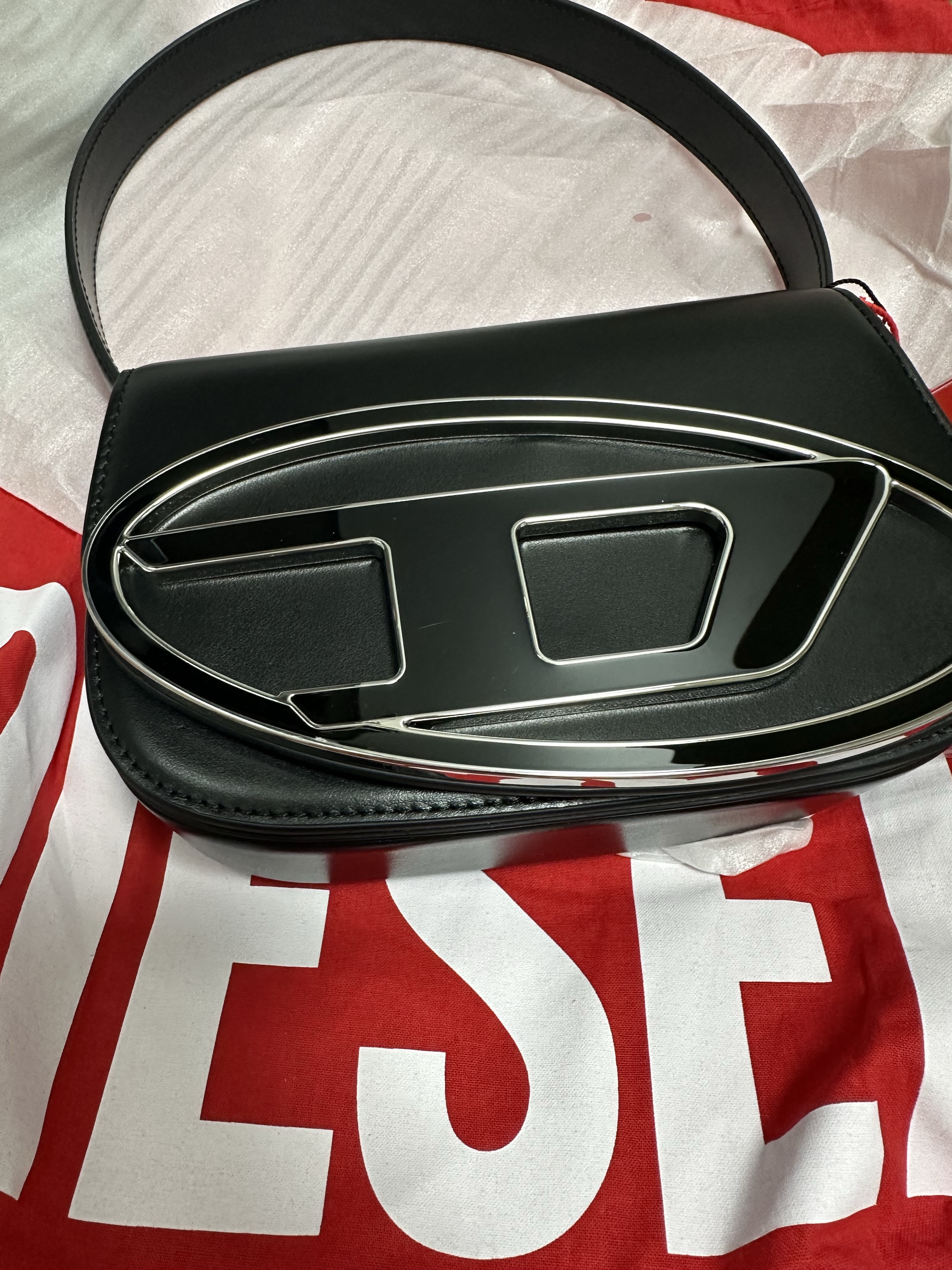 Diesel 1DR Shoulder Bag in Nappa Leather Black 착용 스타일